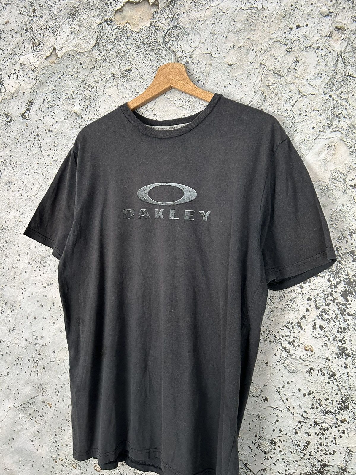 Oakley Vintage Oakley Gorpcore Center Logo Tee Streetwear Size US L / EU 52-54 / 3 - 2 Thumbnail