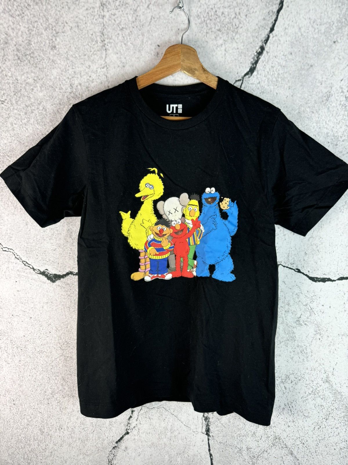 Kaws × Uniqlo Uniqlo x Kaws x Sesame Street Black Group Graphic T Shirt Size US S / EU 44-46 / 1 - 1 Thumbnail