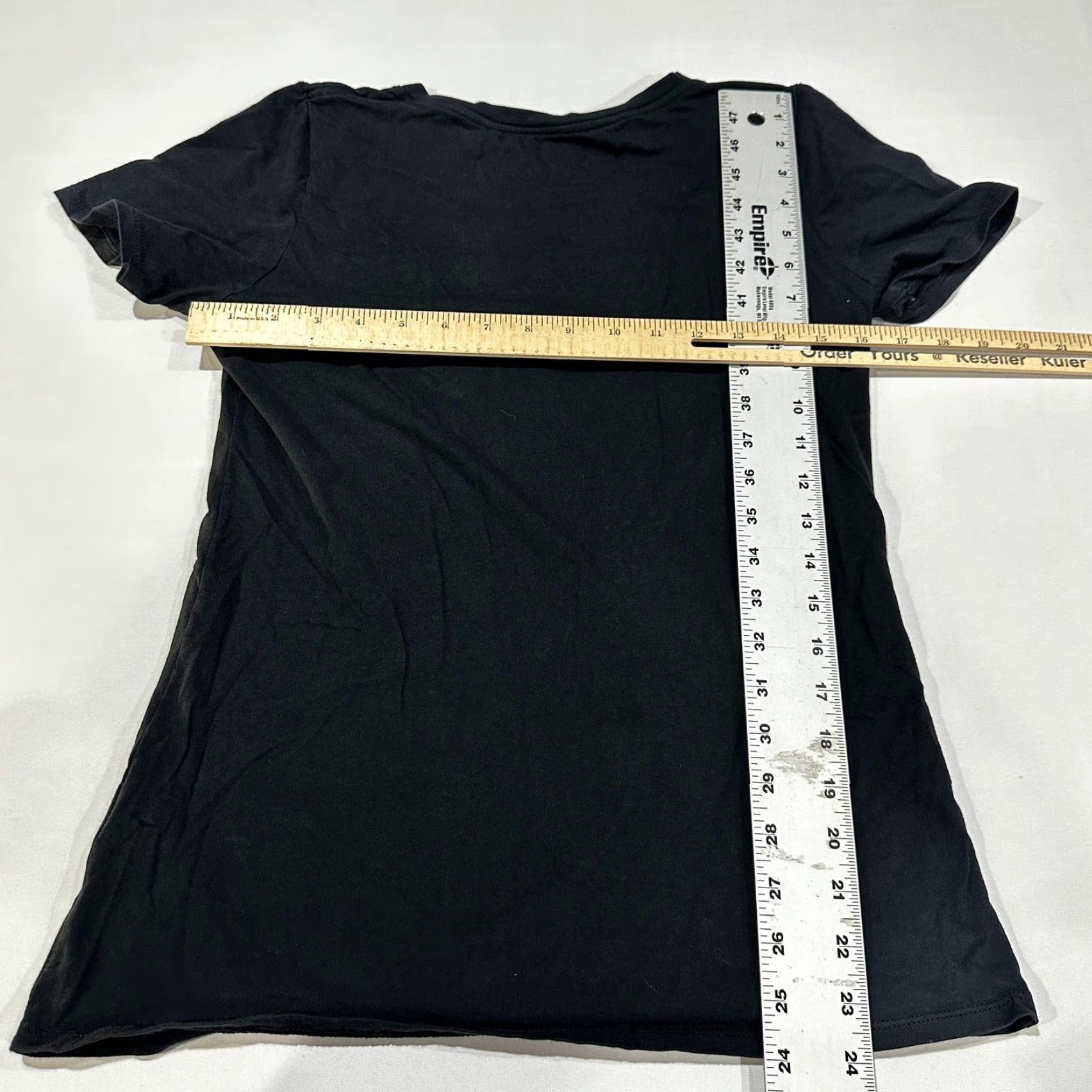 Nike Nike Tee Shirt Womens Size S Black Cotton UW Huskies VNeck Swoosh Logo Shirt Size S / US 4 / IT 40 - 4 Thumbnail