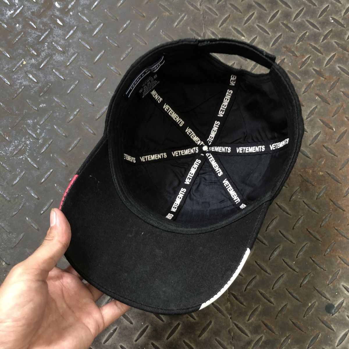 Tommy Hilfiger × Vetements Vetements x Tommy Hilfiger Embroidery Dad Cap Size ONE SIZE - 7 Thumbnail
