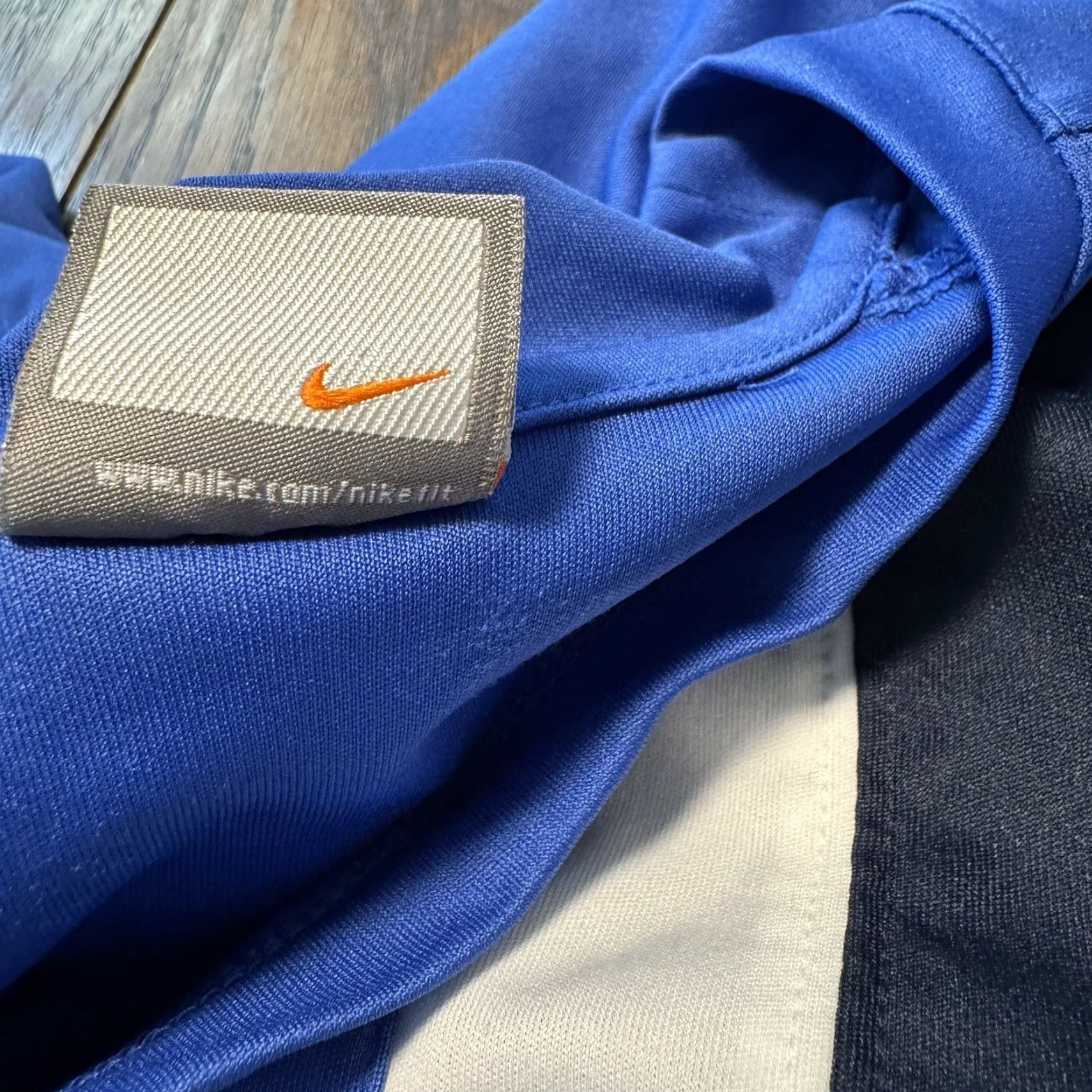 Nike Vintage Nike Shirt Mens Large Blue White Sport Jersey Athletic Silver Ta Size US L / EU 52-54 / 3 - 5 Thumbnail