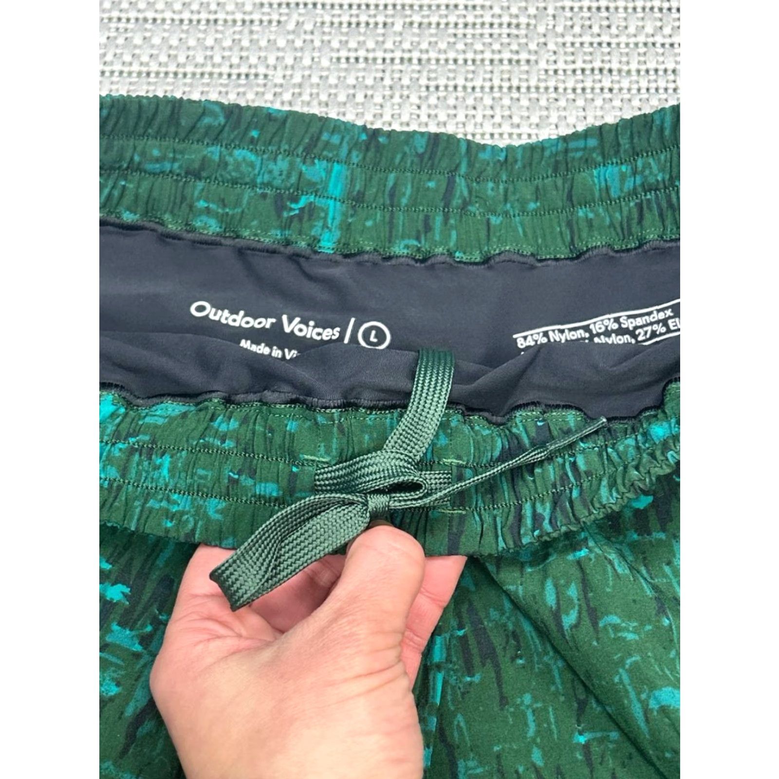 LIV Outdoor Outdoor Voices Mens Outdoor Camouflage Logo Rec Shorts Green 7in Inseam Drawstring Breathable Stretch Athletic Activewear Regular L Size US 33 - 3 Thumbnail