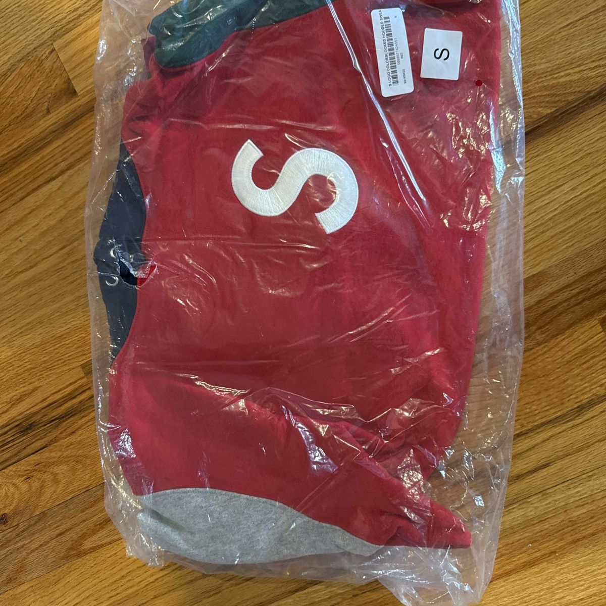 Supreme BRAND NEW Supreme s logo color blocked hoodie red fw18 Size US S / EU 44-46 / 1 - 2 Thumbnail