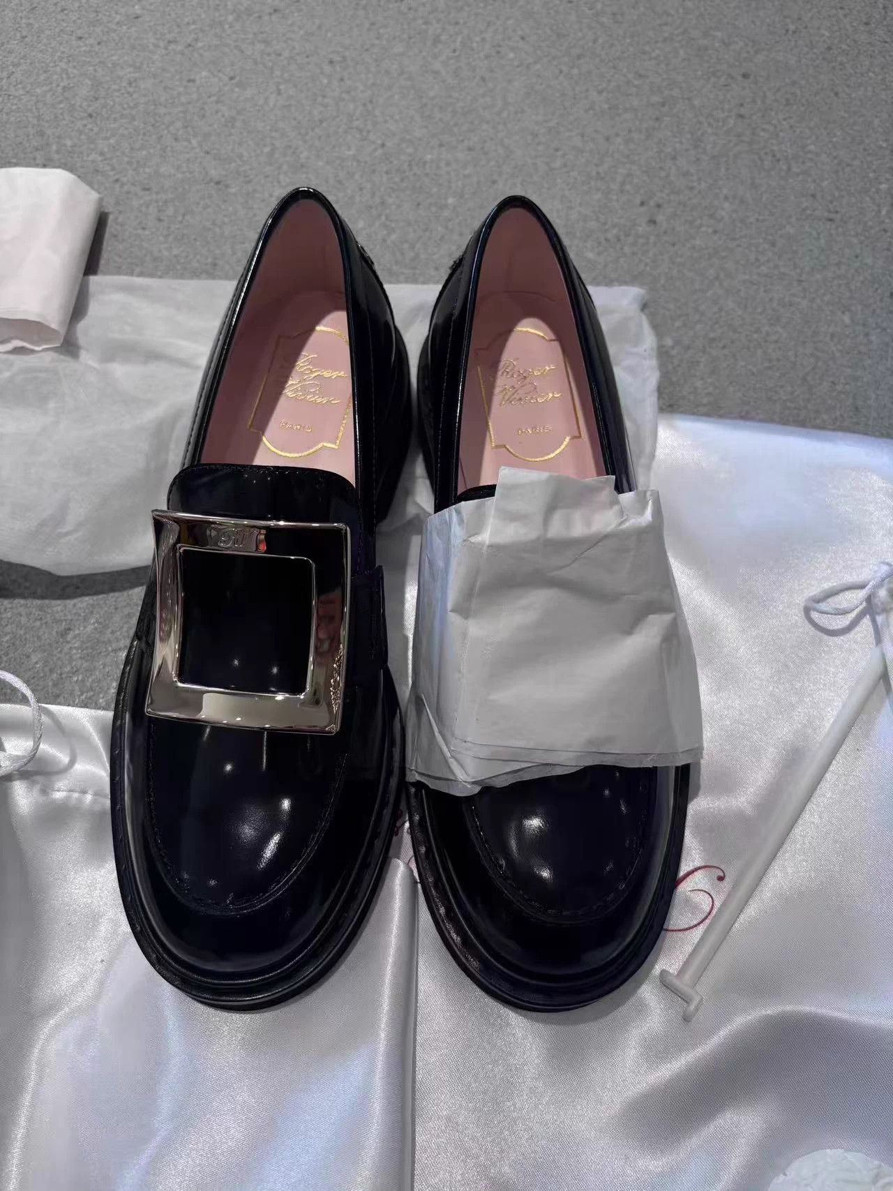Roger Vivier Roger Vivier Classic Black Patent Leather Loafer EUR 37.5 Size US 7 / IT 37 - 4 Thumbnail