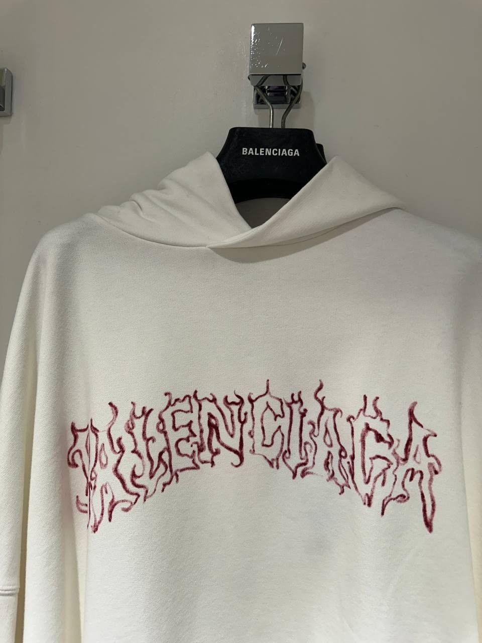 Balenciaga o1B3y1r0426 DIY Metal Outline Large Fit Hoodie in White/Red Size XS / US 0-2 / IT 36-38 - 4 Thumbnail