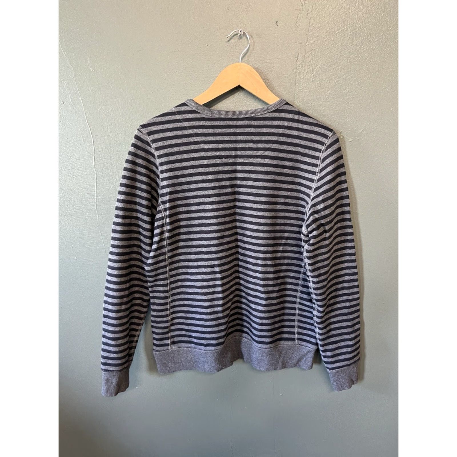 Nike Nike Athletic Dept. Womens Gray Striped Pullover Sweatshirt XL Size Pullover Shirt Women's Activewear Size XL / US 12-14 / IT 48-50 - 2 Thumbnail
