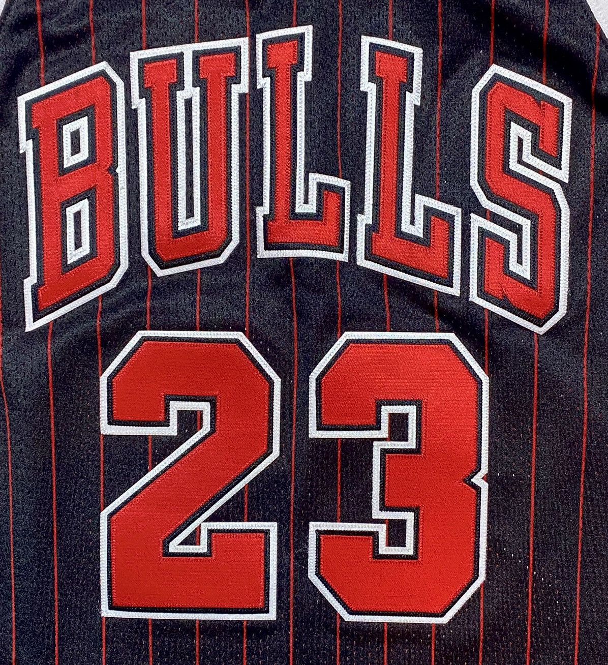 Mitchell & Ness × NBA Mitchell & Ness Chicago Bulls Michael Jordan 95-96 Jersey Size US M / EU 48-50 / 2 - 2 Thumbnail