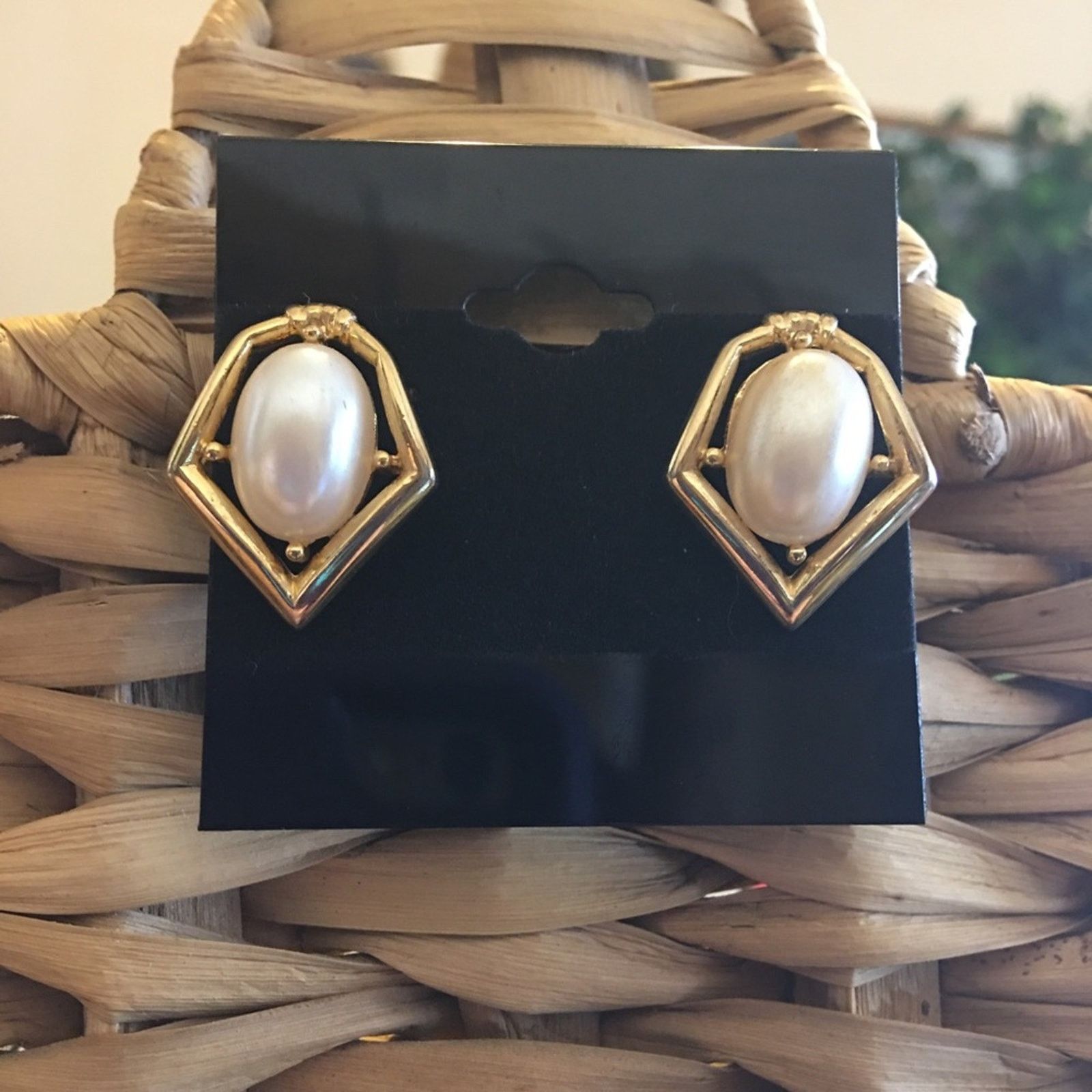 Vintage Vintage faux pearl gold tone pierced earrings Size ONE SIZE - 1 Thumbnail