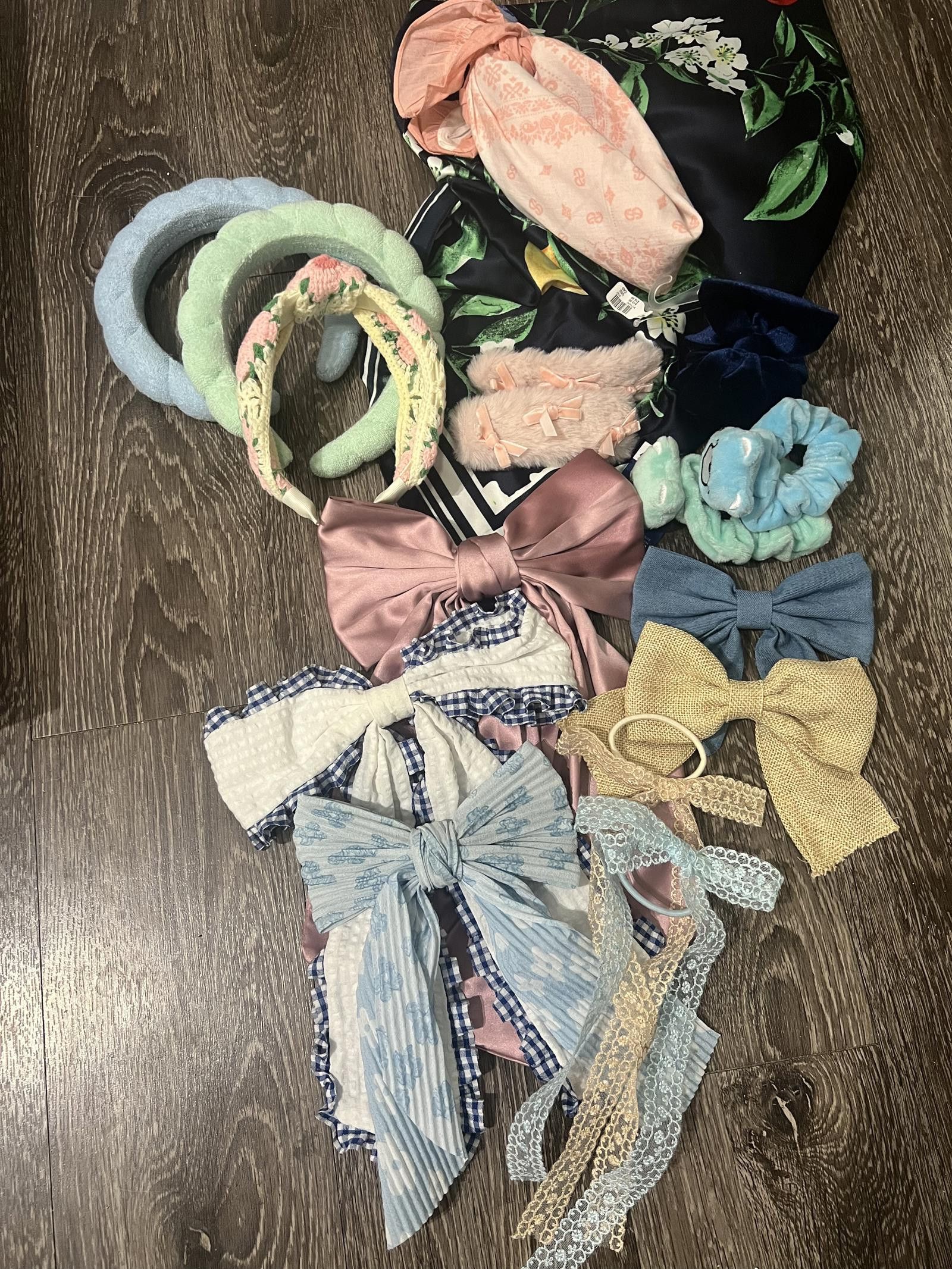 Designer Variety Set of Hair Accessories Size ONE SIZE - 1 Thumbnail