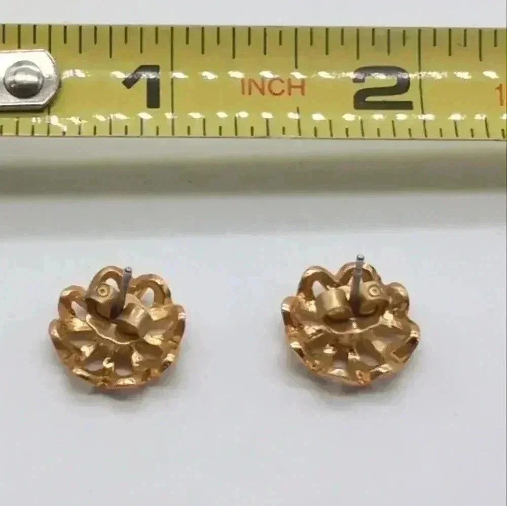 Vintage Vintage Estate Earrings Gold Tone Flower with pink stone Size ONE SIZE - 4 Thumbnail