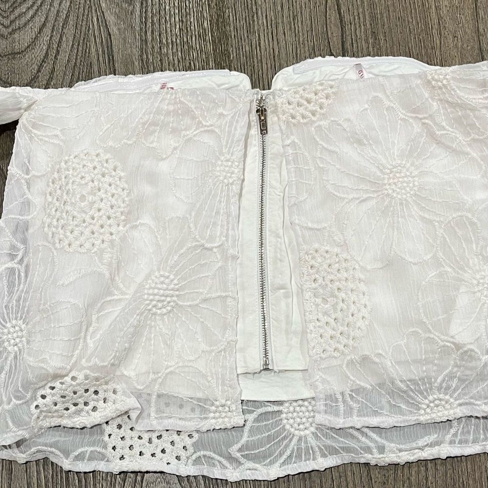Guess NWOT Guess White Eyelet Lace Off-The-Shoulder Blouse Size S Size S / US 4 / IT 40 - 8 Thumbnail