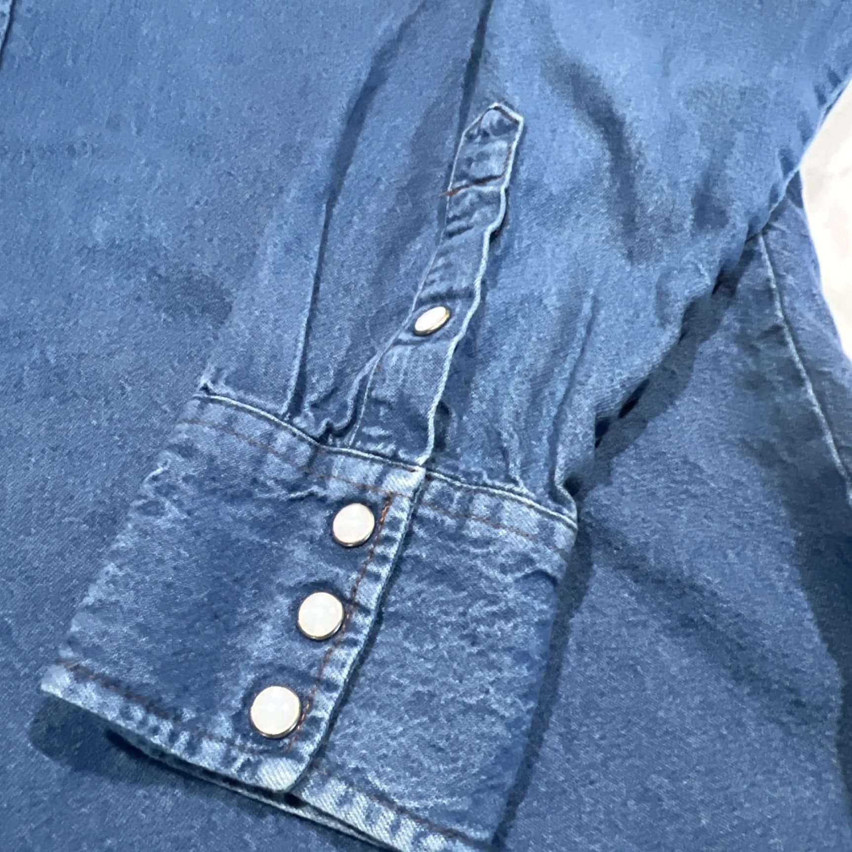 Wrangler VINTAGE Wrangler Pearl Snap Western Shirt Men’s 17-36 Regular Fit Long Tails Denim Blue Cotton Pocket Embroidered Collared Cowboy Shirt Mens Size US XL / EU 56 / 4 - 6 Thumbnail