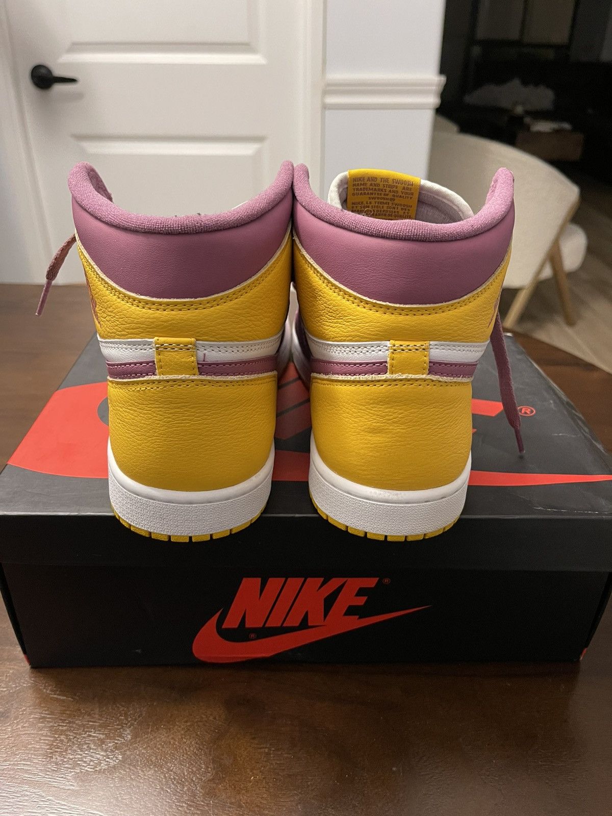 Jordan Brand Jordan 1 “University Gold/Light Bordeaux” Size 11 Size US 11 / EU 44 - 4 Thumbnail