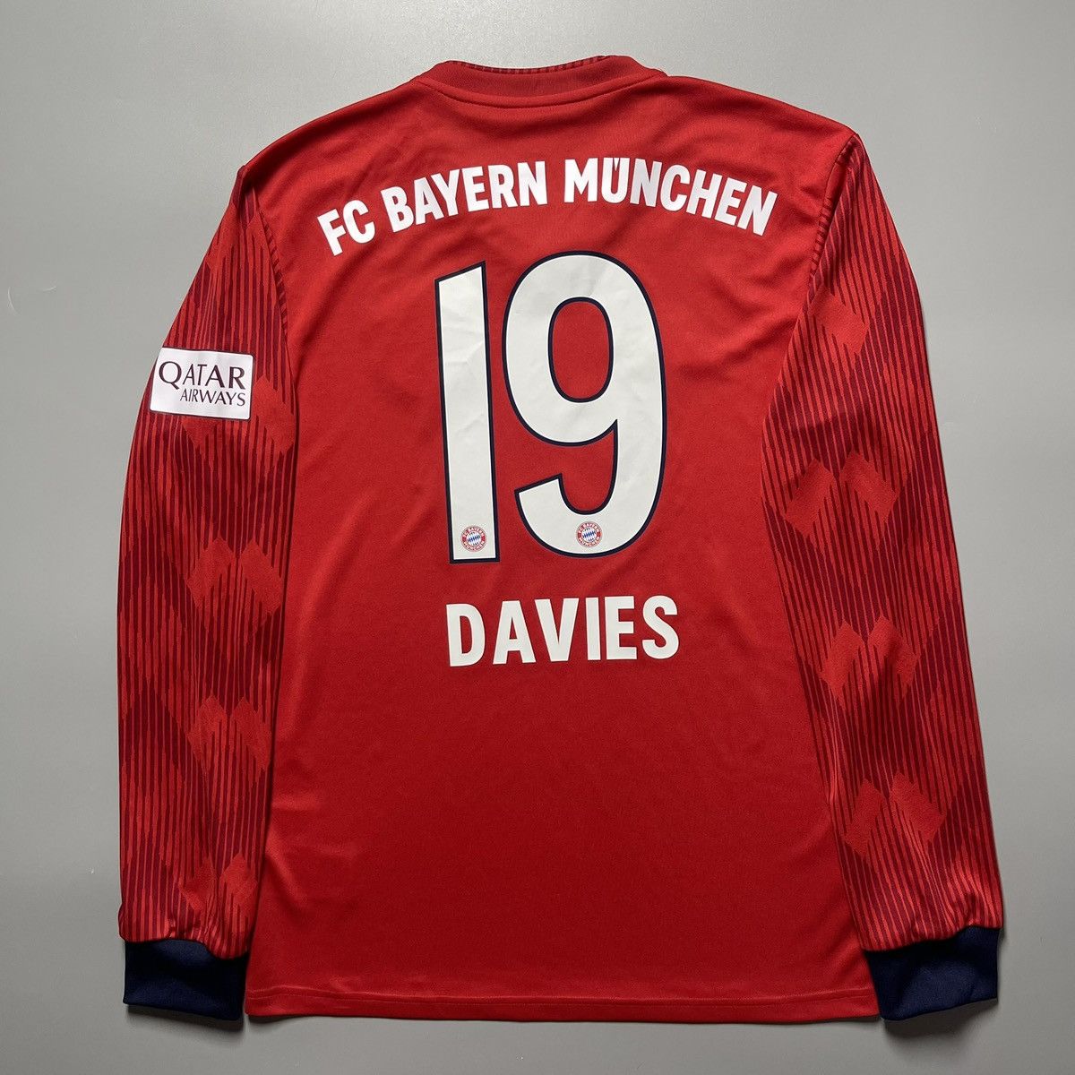 Vintage BAYERN ADIDAS 2018/2019 FOOTBALL HOME JERSEY #19 DAVIES Size US S / EU 44-46 / 1 - 1 Thumbnail