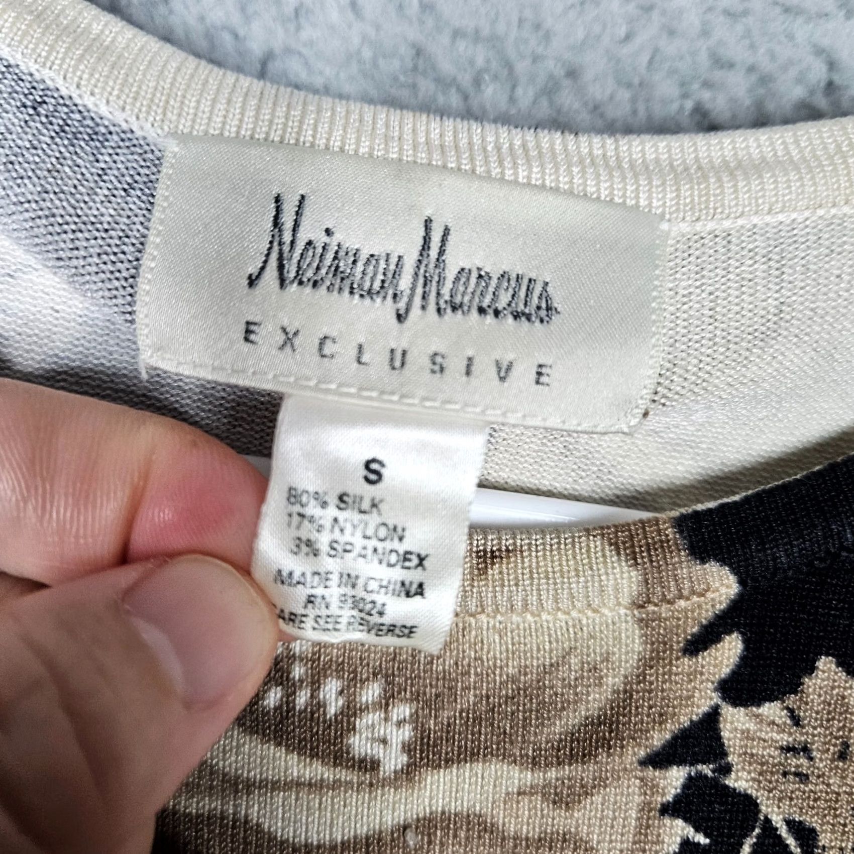 Neiman Marcus VINTAGE Neiman Marcus Exclusive Women’s Floral Print Short Sleeve Sweater Top Sz S Size S / US 4 / IT 40 - 7 Thumbnail
