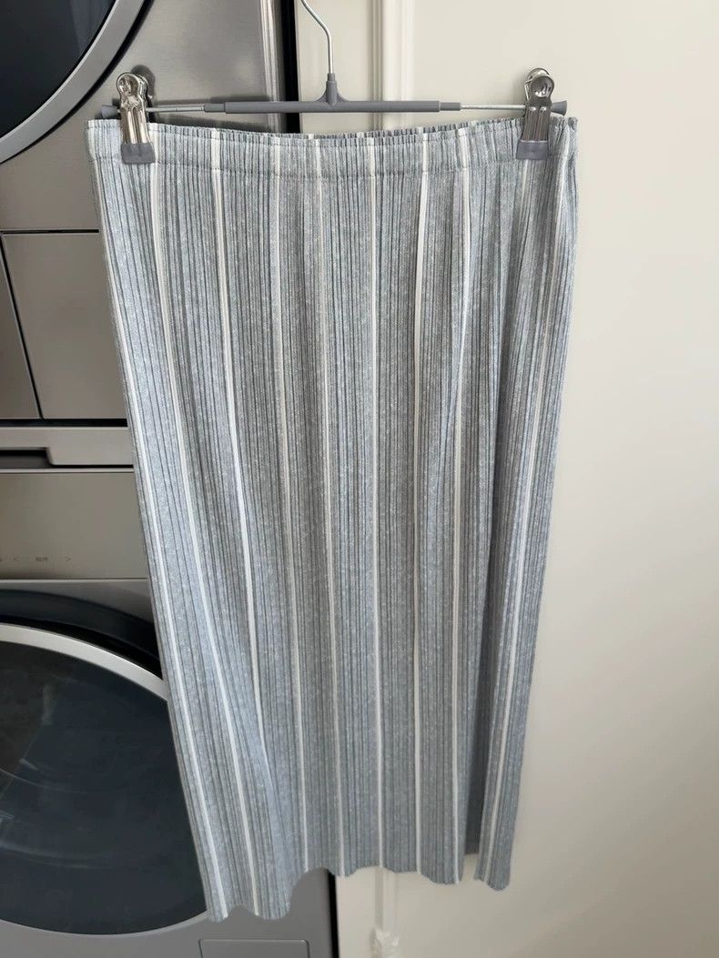 Issey Miyake Issey Miyake size:4 Light gray and white striped pleated s Size 22" - 2 Thumbnail