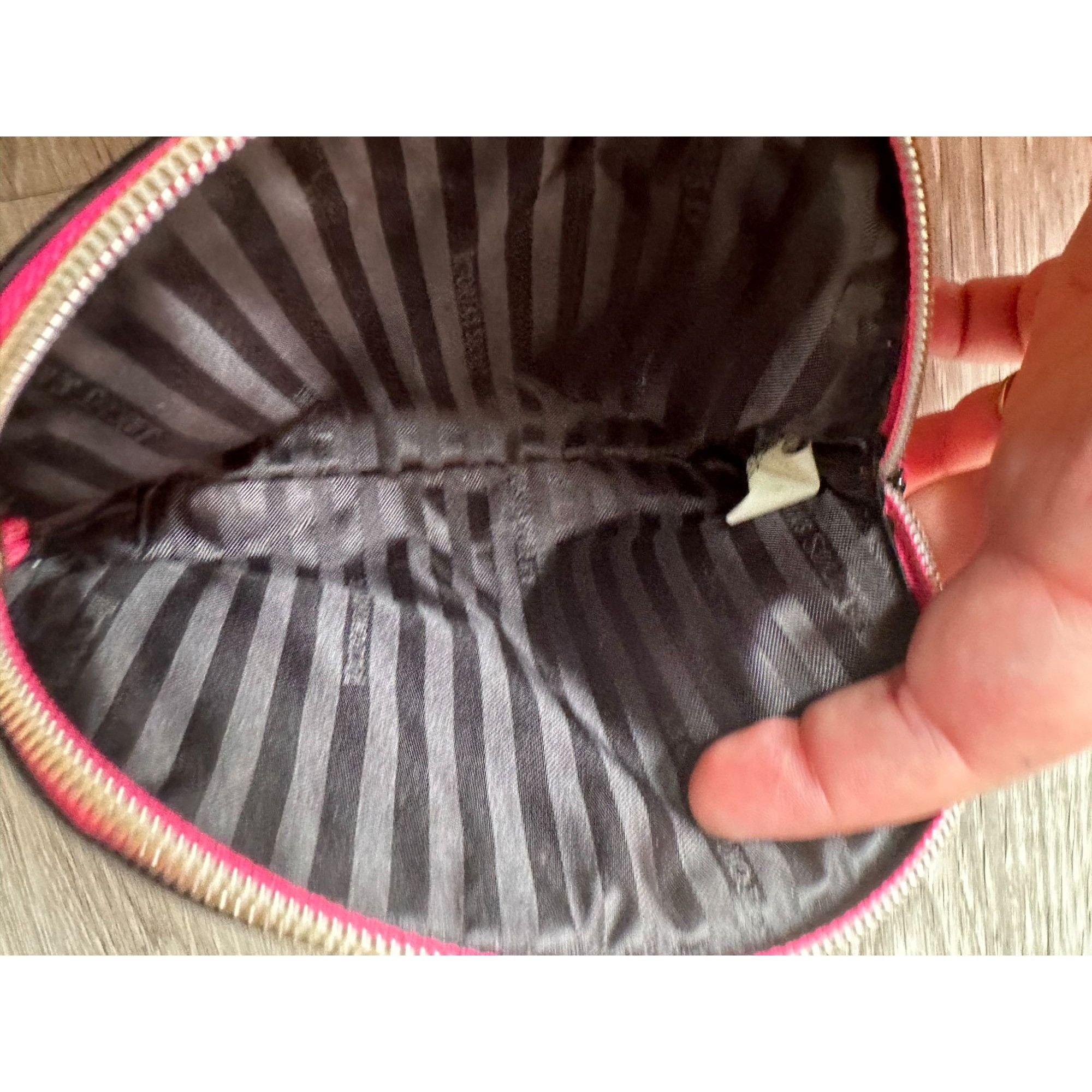 Victoria's Secret Victoria's Secret ''Love Victoria'' Hot Pink Zippered Makeup Size ONE SIZE - 7 Thumbnail
