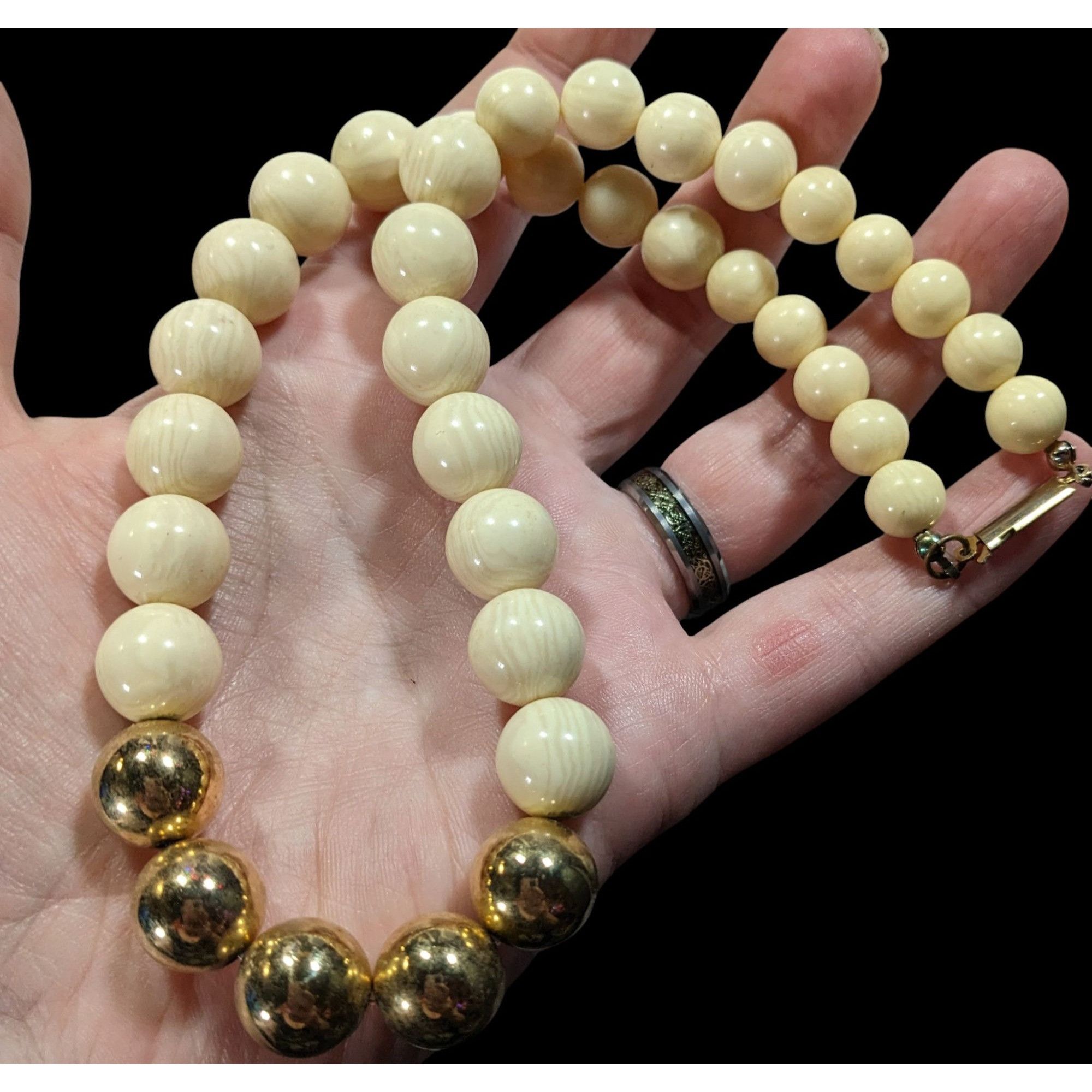 Other Vintage Marbled Cream Lucite And Gold Tone Beaded Necklace Size ONE SIZE - 3 Thumbnail