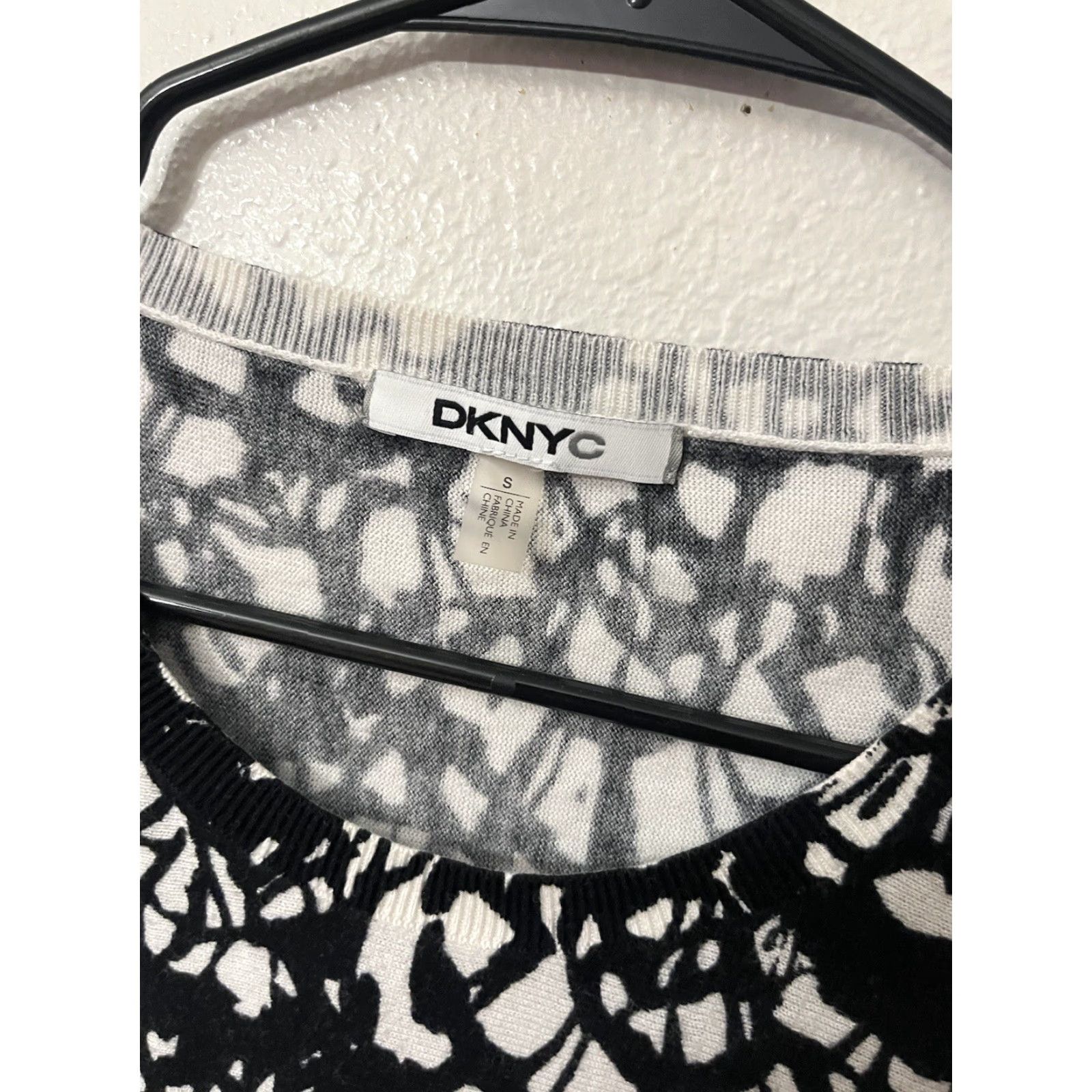 DKNY DKNYC Top Women's 3/4 Sleeve Lightweight Sweater size Small Black White Print Size S / US 4 / IT 40 - 2 Thumbnail