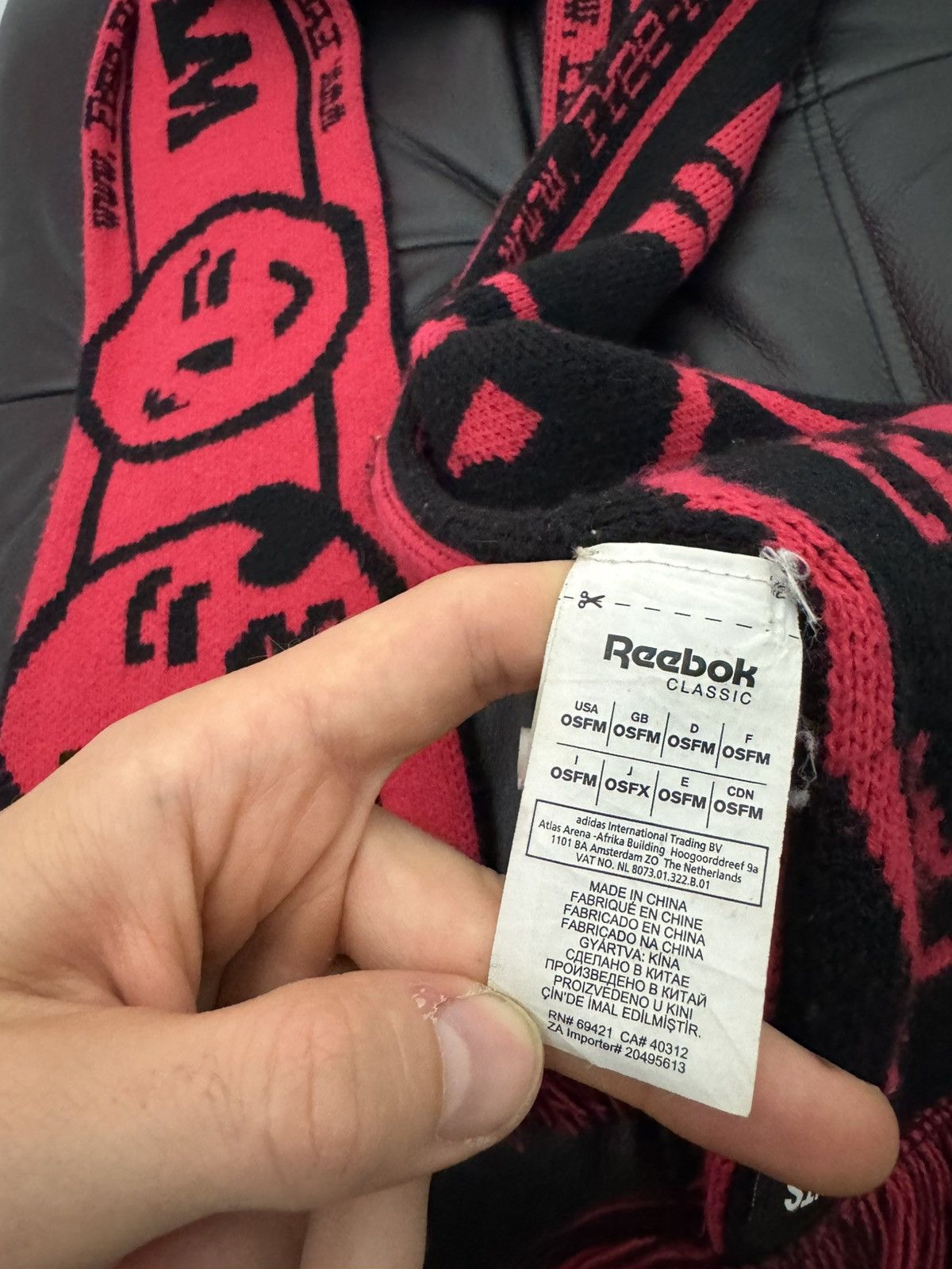Reebok × Vetements Vetements x Reebok AW17 Free Hugs Hooligan Scarf Red & Black Size ONE SIZE - 4 Thumbnail