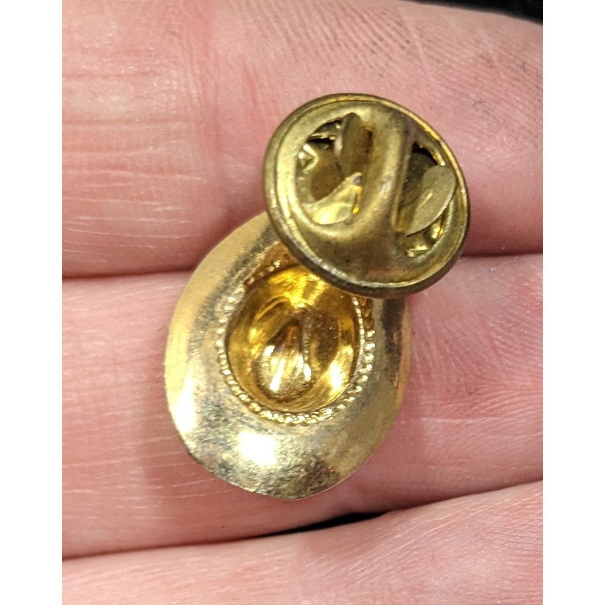 Other Western Cowboy Hat Shaped Gold Tone Lapel Pin Size ONE SIZE - 4 Thumbnail