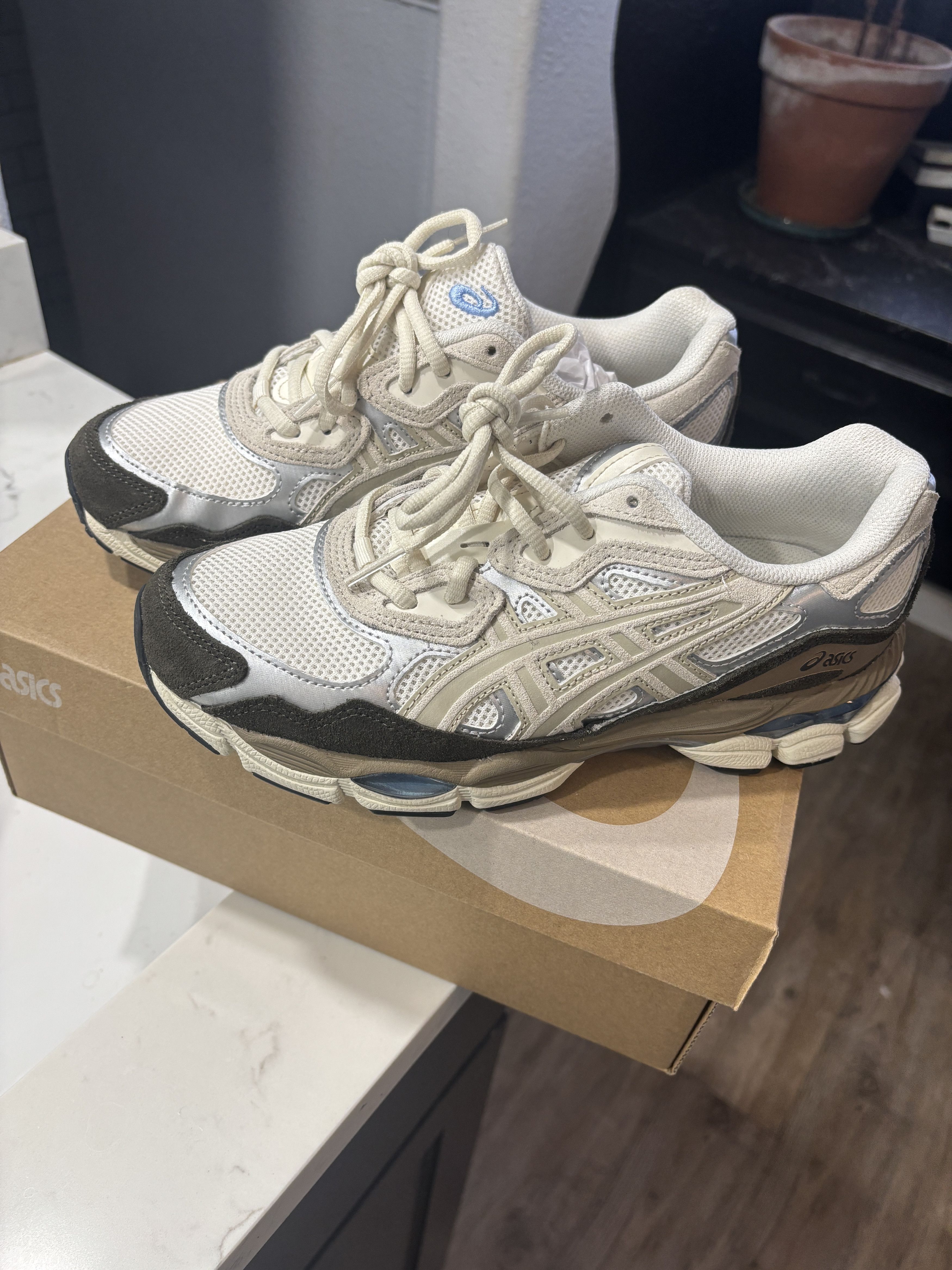 Asics Gel-NYC Size US 6 / EU 39 - 4 Thumbnail