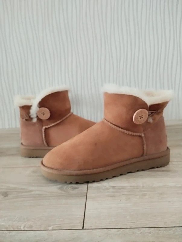Ugg UGG Mini Bailey Button II size 38 boots winter Size US 7 / IT 37 - 1 Thumbnail
