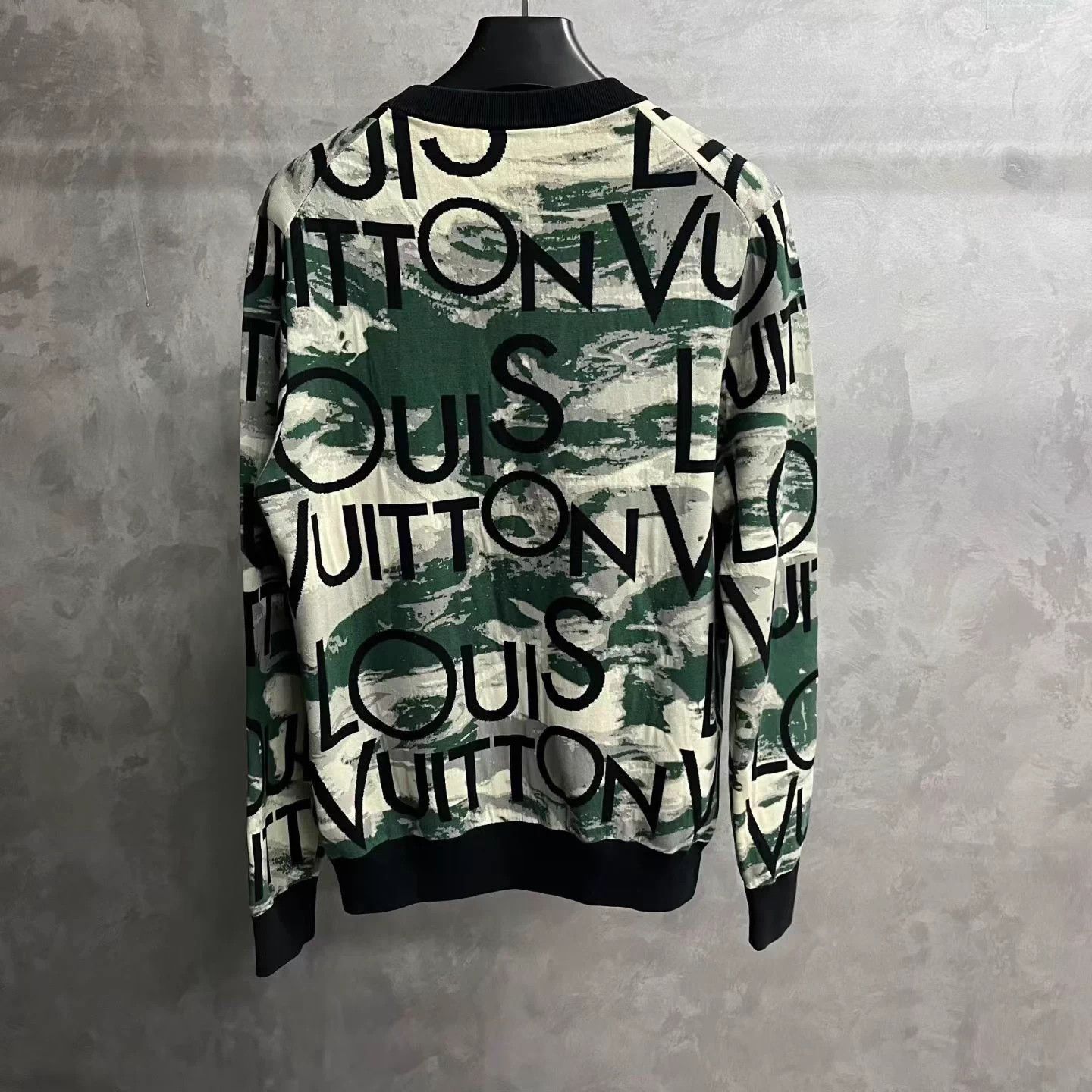 Louis Vuitton louis vuitton printed round neck long sleeve knit sweater Size US L / EU 52-54 / 3 - 2 Thumbnail