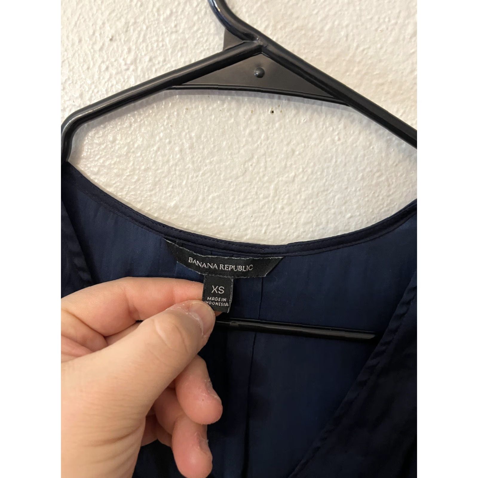 Banana Republic Banana Republic Tank XS Navy Blue Polyester Classic V Neck Womens Size XS / US 0-2 / IT 36-38 - 3 Thumbnail