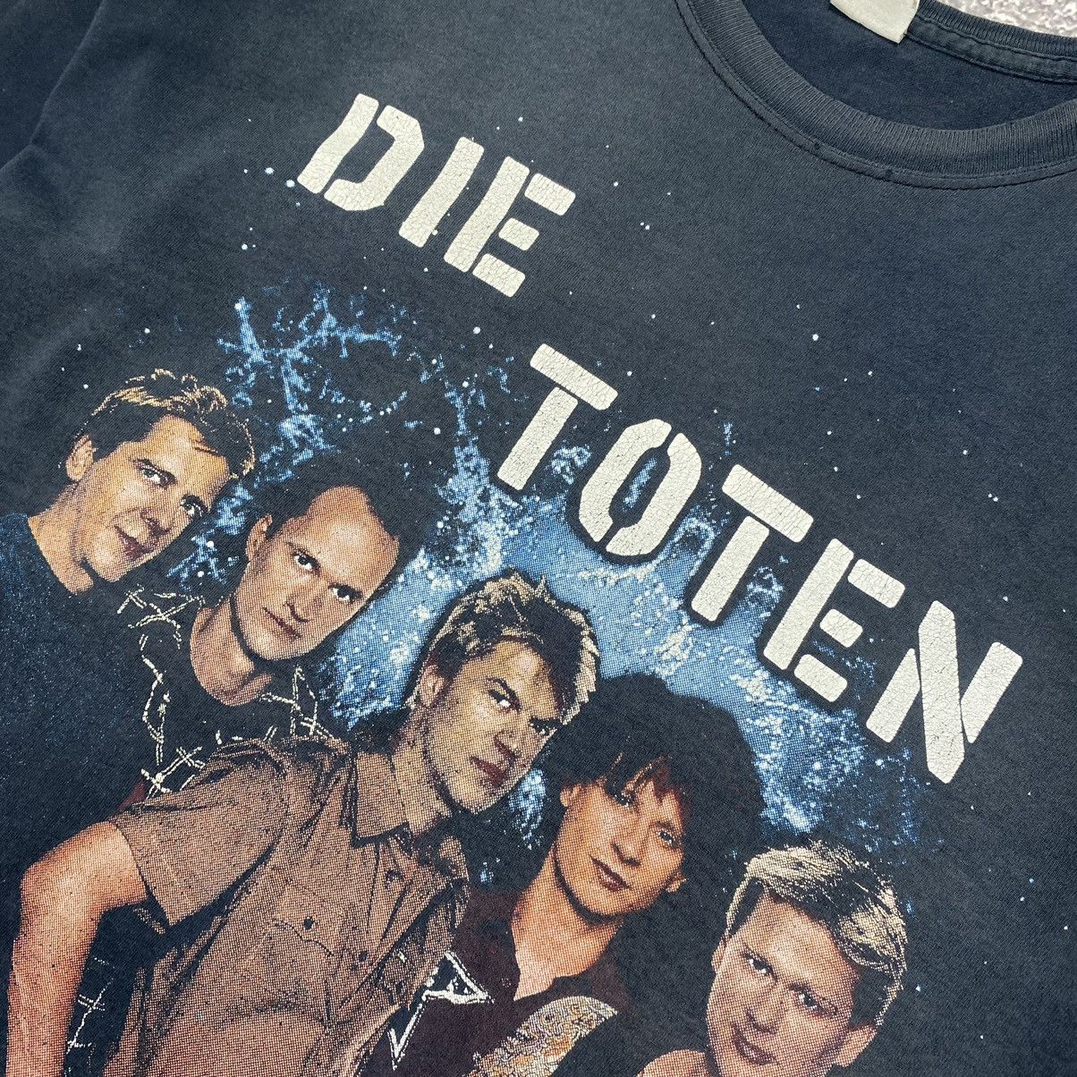 Band Tees Vintage Die Toten Hosen All Stars 90’s big logo band tee Size US L / EU 52-54 / 3 - 4 Thumbnail