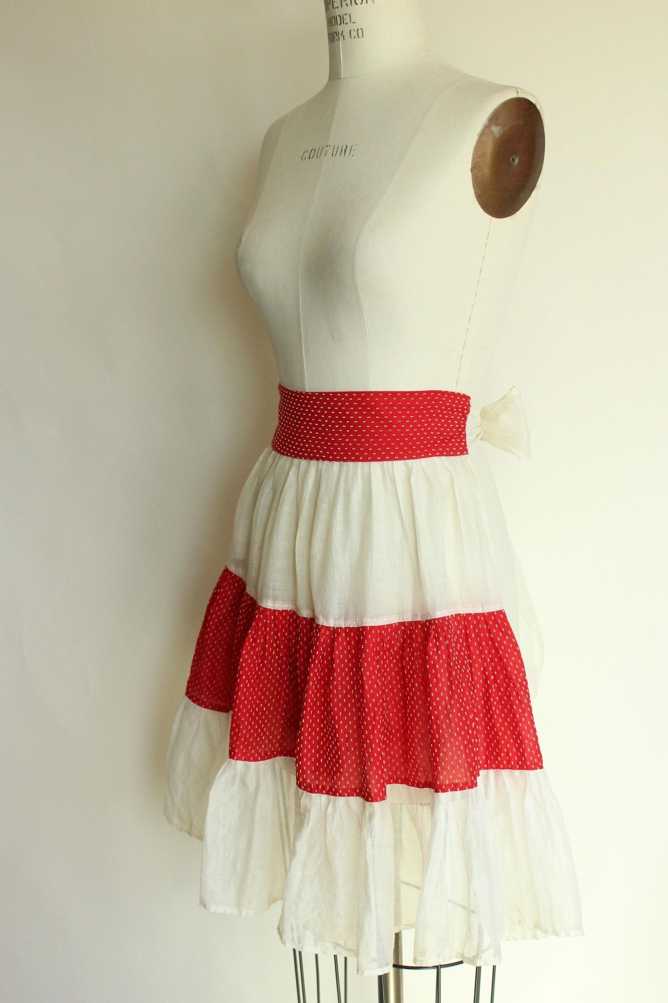 Vintage Vintage 1950s Half Apron, White Cotton Organdy with Red and Size ONE SIZE - 7 Thumbnail