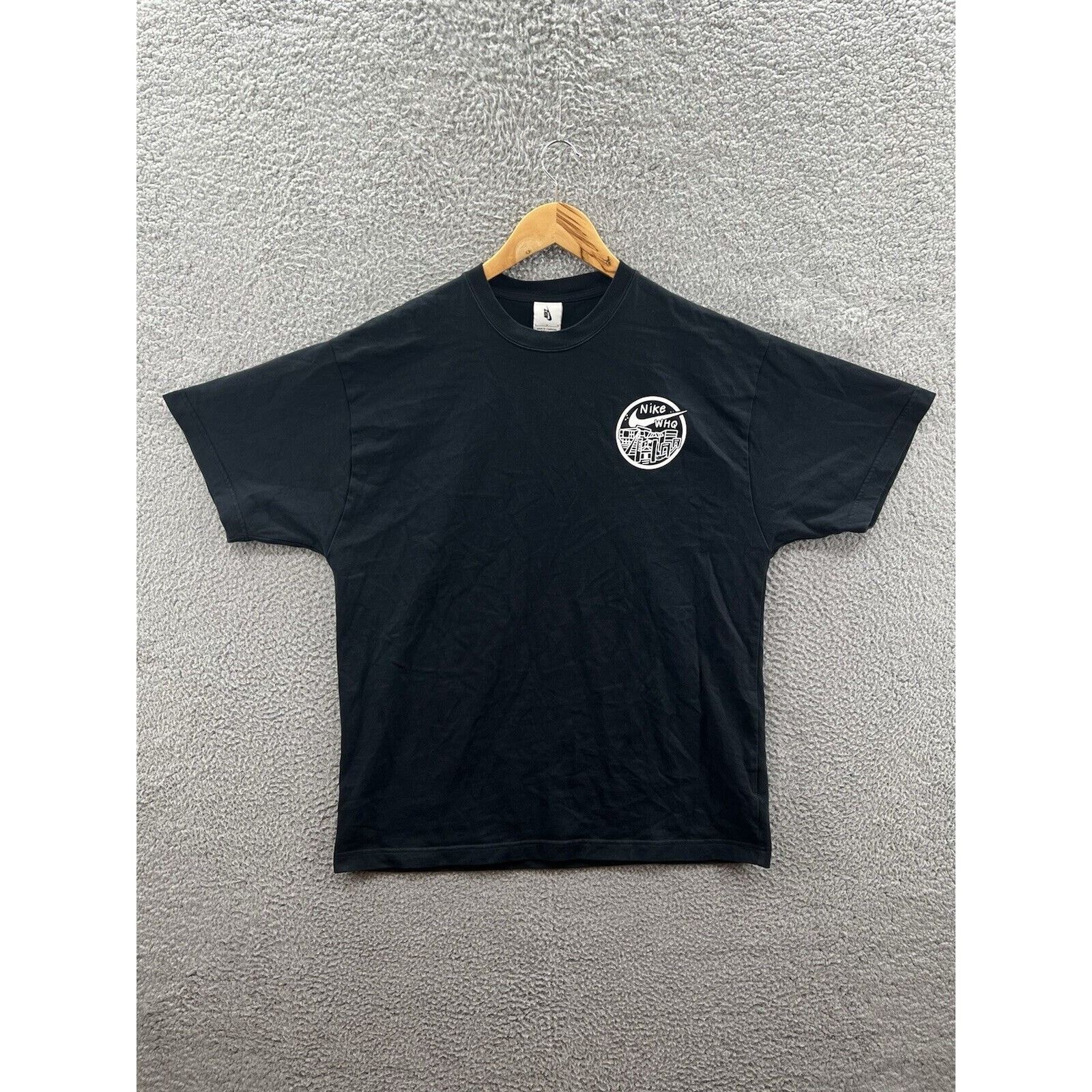 Nike Nike Worldwide Headquarters WHQ Black T-Shirt HQ4111-010 Size US L / EU 52-54 / 3 - 1 Thumbnail