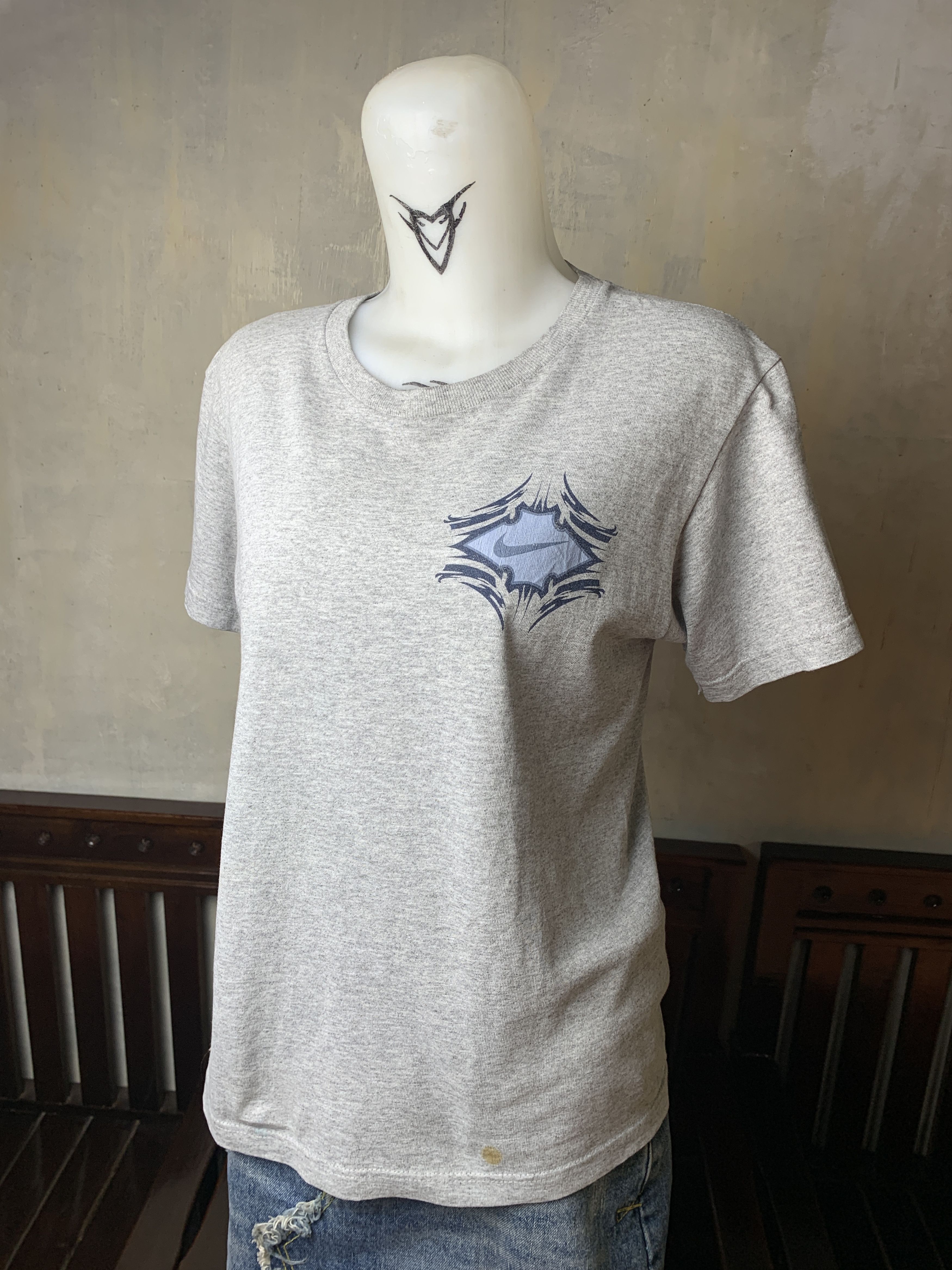 Nike 2000s Nike Gray Tribal Tee (M) Size M / US 6-8 / IT 42-44 - 2 Thumbnail