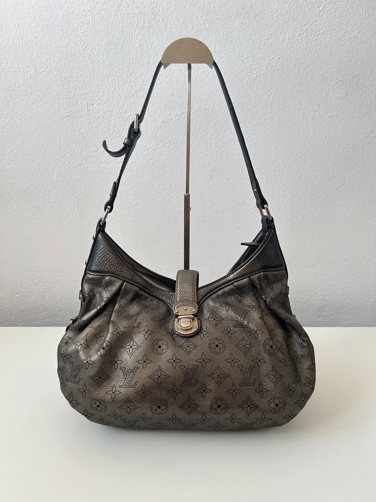 Louis Vuitton Louis Vuitton Argent Monogram Mahina handbag Size ONE SIZE - 1 Thumbnail