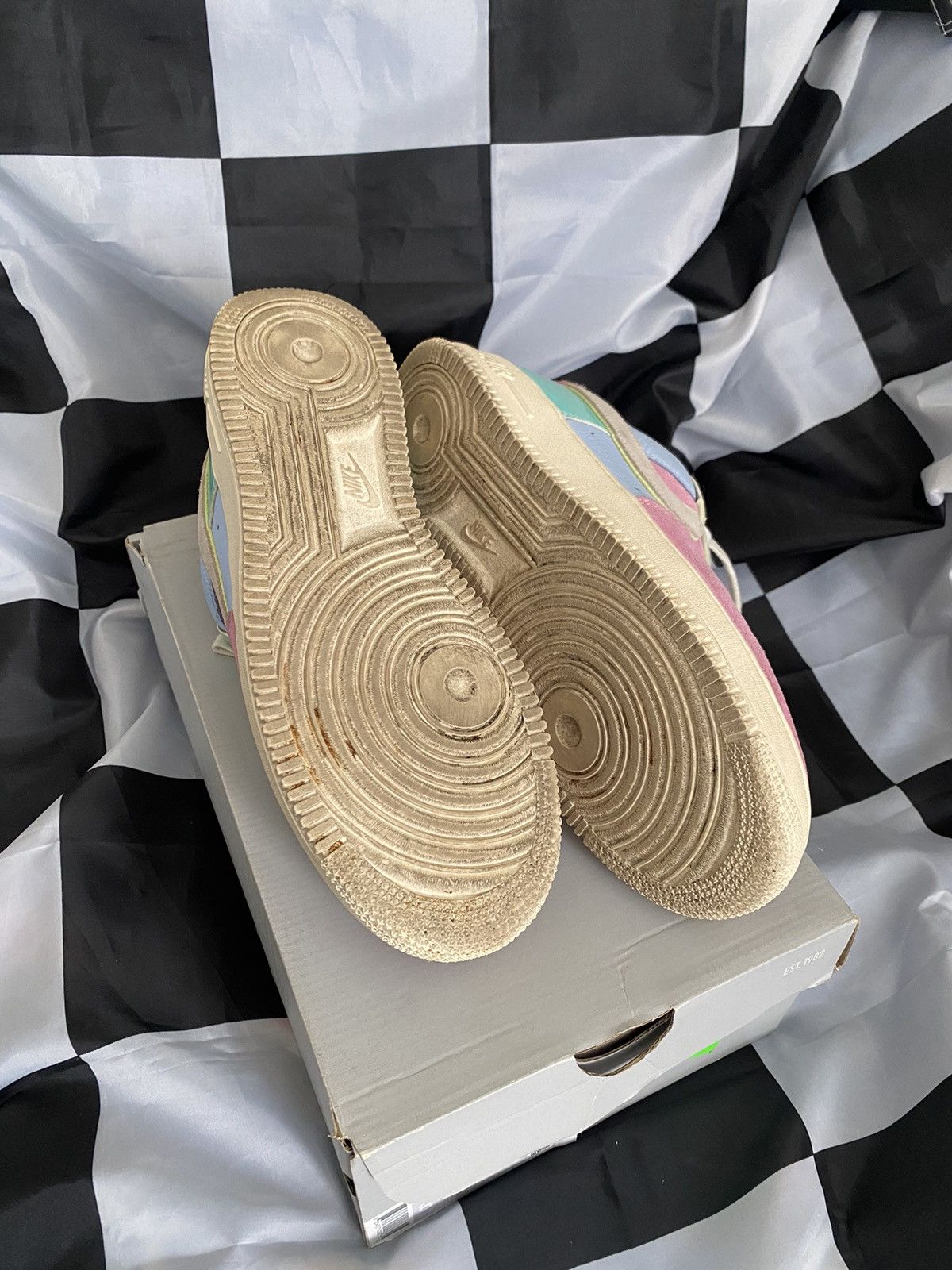 Nike Nike Air Force One Easter size 9 Size US 9 / EU 42 - 3 Thumbnail