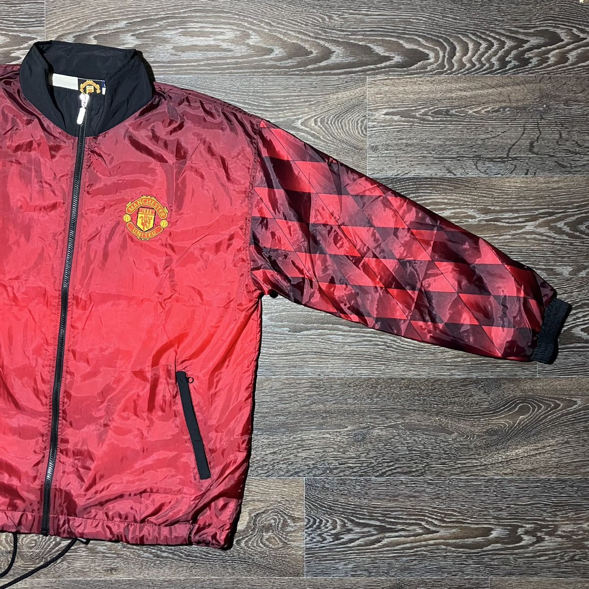 Vintage MANCHESTER UNITED FC Emblem Monogram Gradient Nylon Jacket Size US XL / EU 56 / 4 - 3 Thumbnail
