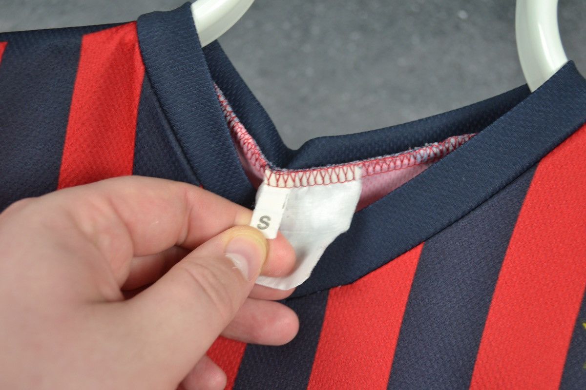 Vintage Ac Milan Home Football Shirt Vintage Soccer Jersey KAKA #22 Size US S / EU 44-46 / 1 - 6 Thumbnail