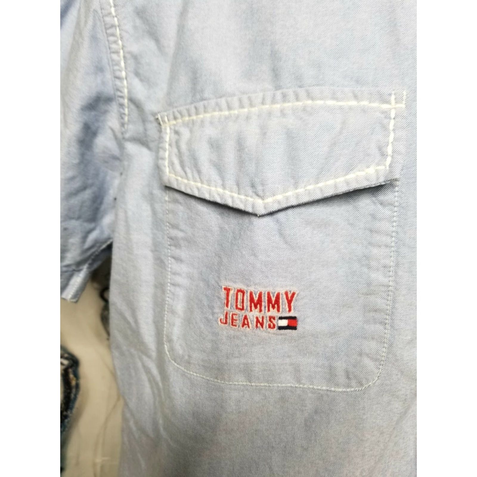 Tommy Hilfiger VINTAGE Tommy Hilfiger Denim Button-Down Shirt Mens L Logo Embroidered Flag 100% Cotton Blue Denim Size US L / EU 52-54 / 3 - 6 Thumbnail
