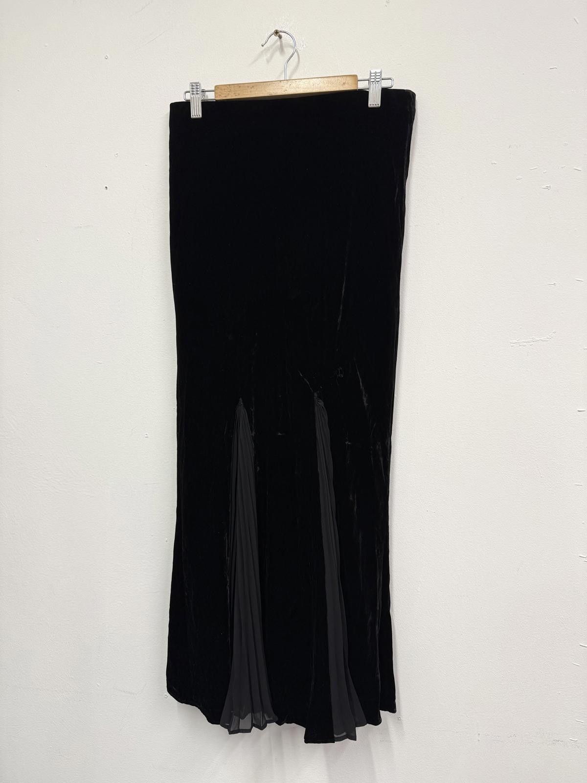 Other Aura Ashley Black Velvet Skirt with Pleated Detail Size UK Size 28" / US 6 / IT 42 - 1 Thumbnail