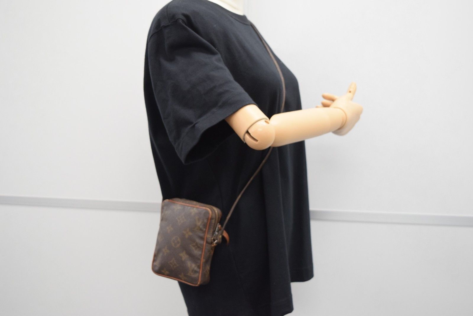 Louis Vuitton Louis Vuitton Mini Danube Crossbody Bag M45268 Size ONE SIZE - 16 Thumbnail