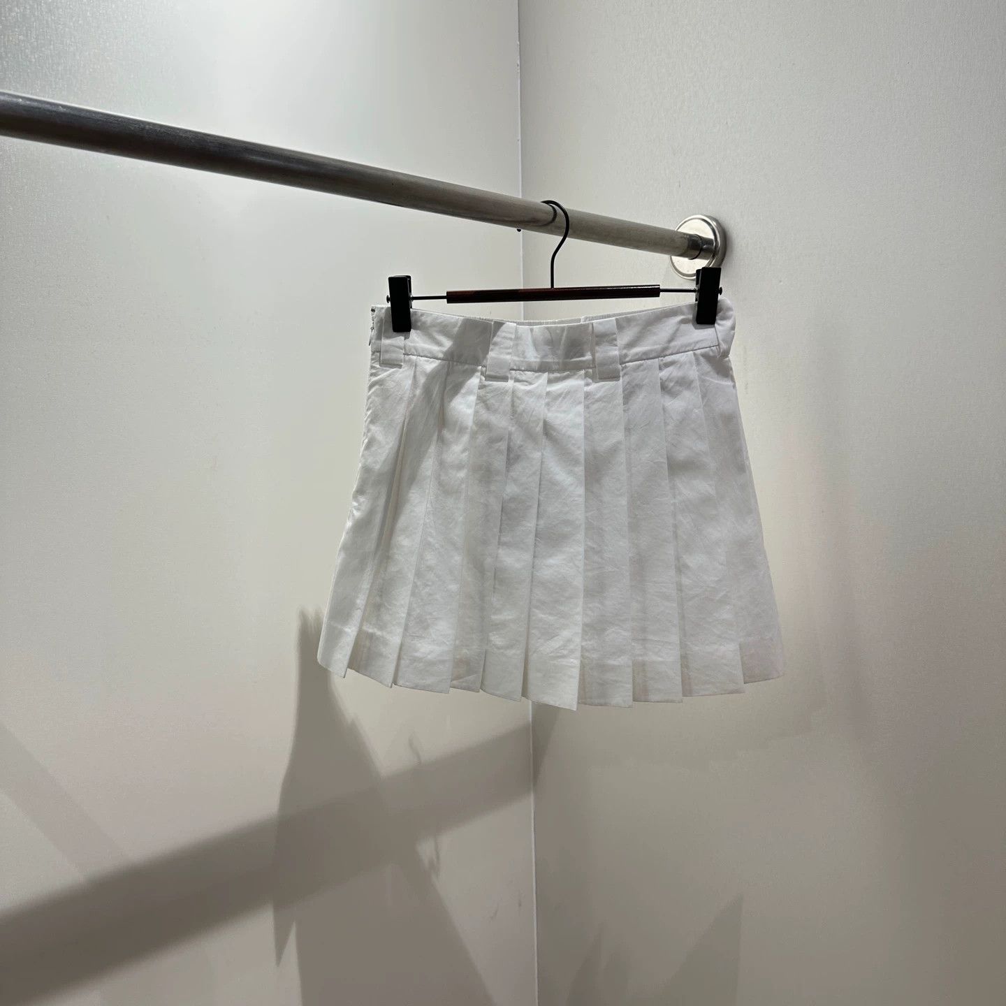 Miu Miu MIU MIU Slogan Embroidered Pleated Cotton Skirt Size 36 Size 25" / US 0 / IT 36 - 2 Thumbnail
