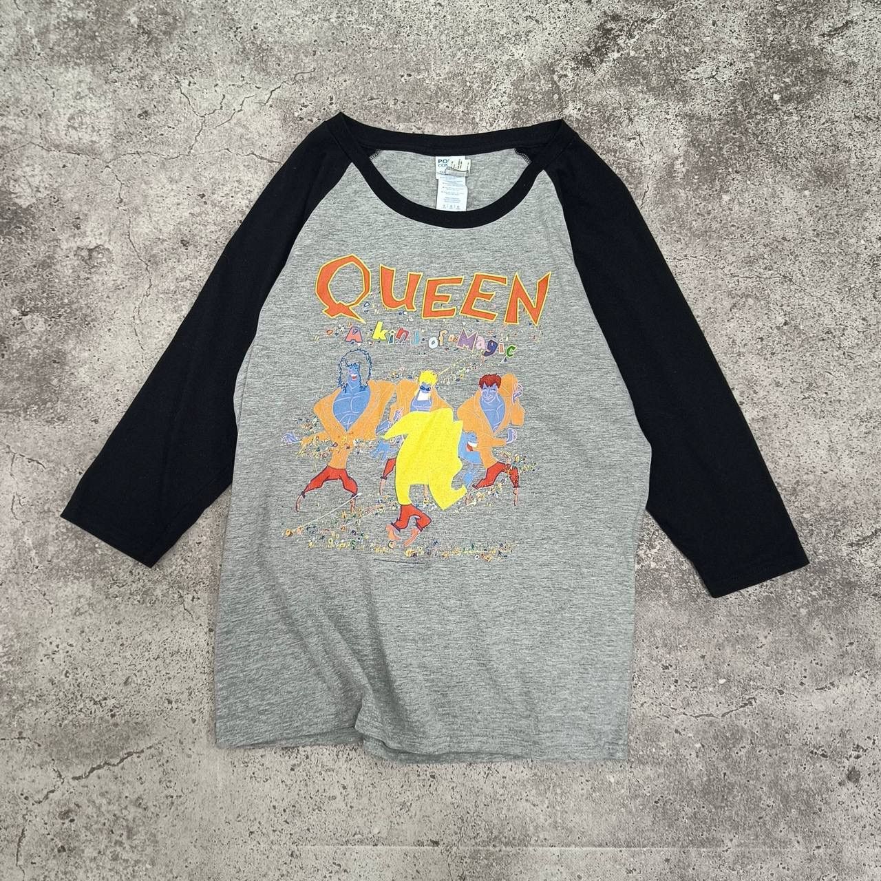 Band Tees Queen a kind of magic 3/4 longlseev y2k rock band music tee Size L / US 10 / IT 46 - 1 Thumbnail