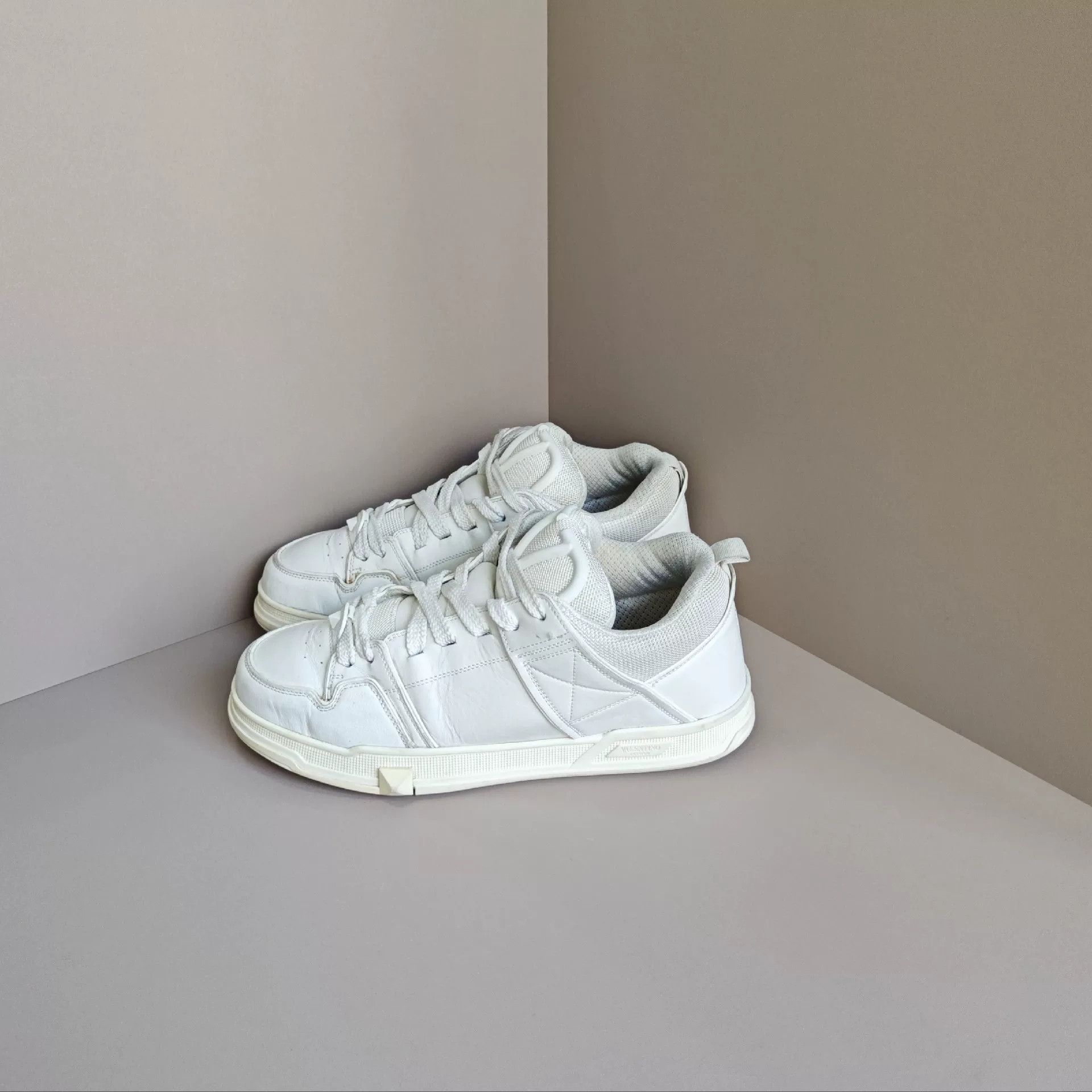 Valentino Valentino Lowtop Sneakers 8 Men Size US 8 / EU 41 - 1 Thumbnail