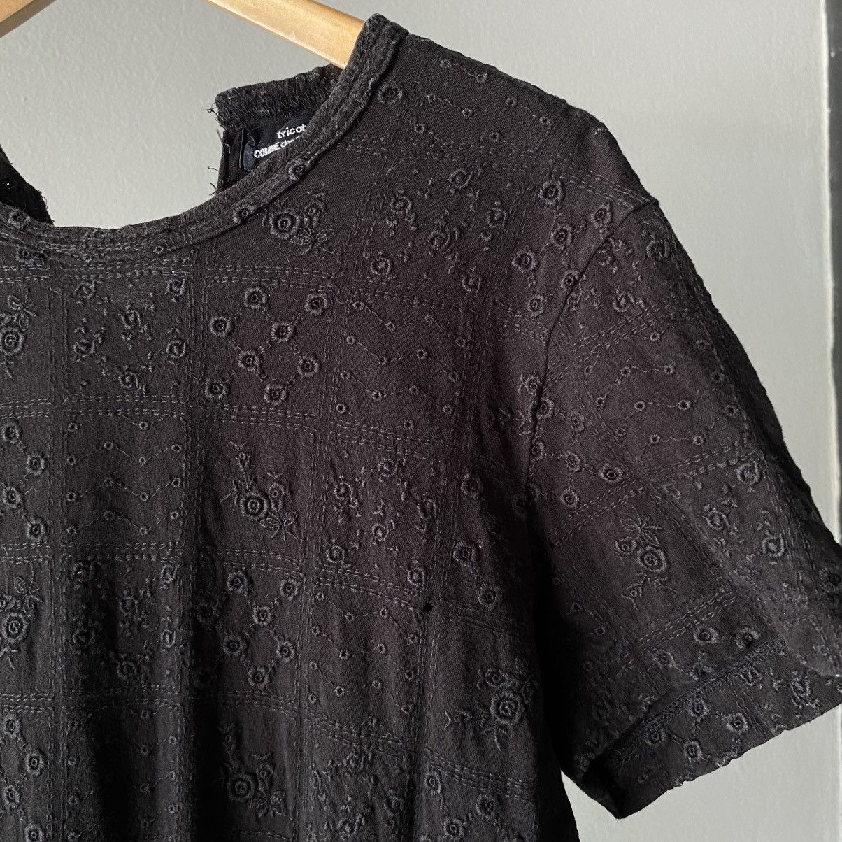 Comme des Garcons COMME des GARCONS Black Embroidered Cutout Short-Sleeve Top Size M / US 6-8 / IT 42-44 - 3 Thumbnail