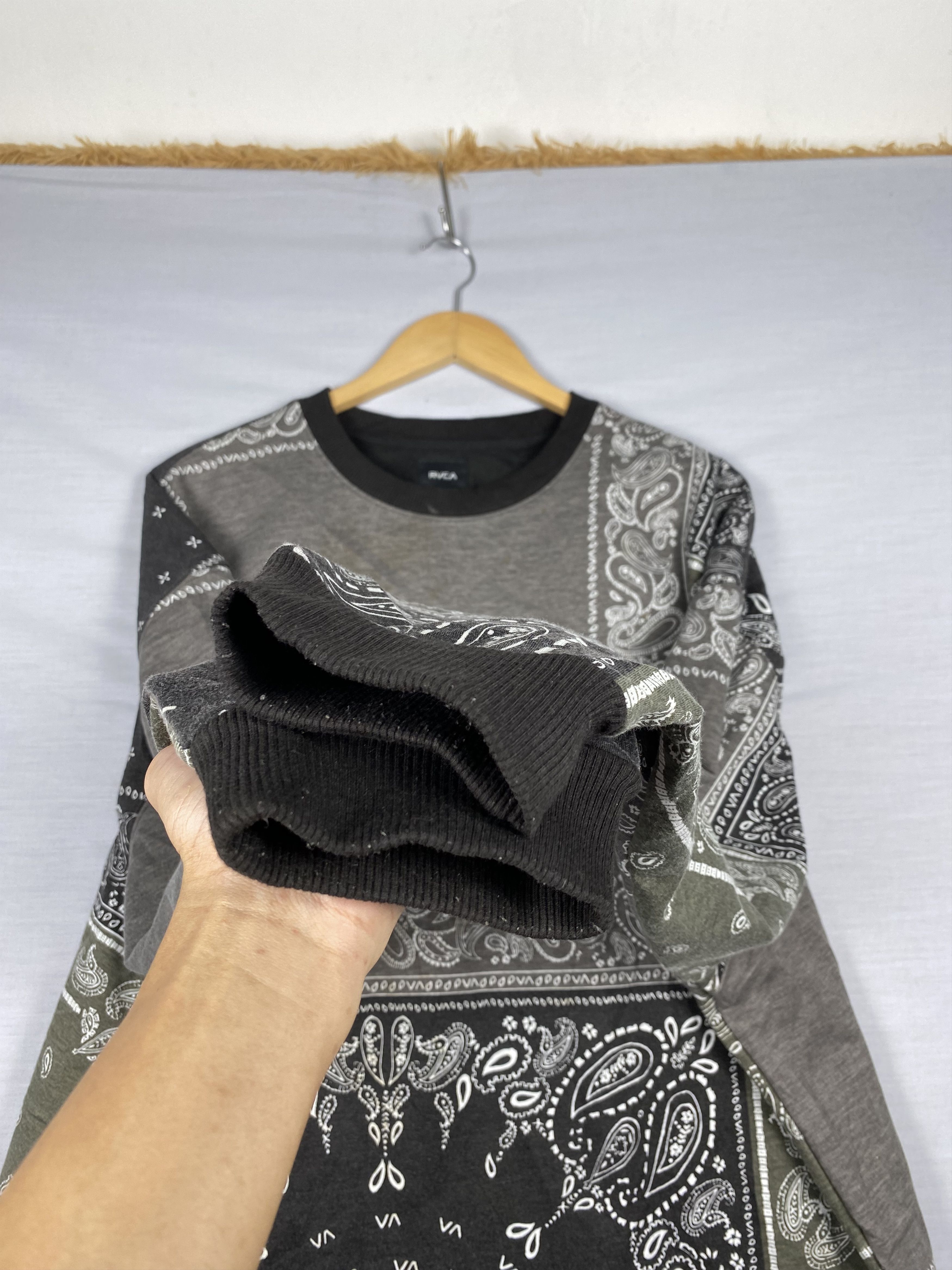RVCA Vintage RVCA Roundneck Batik Pattern Long Sleeve Shirt Size US L / EU 52-54 / 3 - 4 Thumbnail
