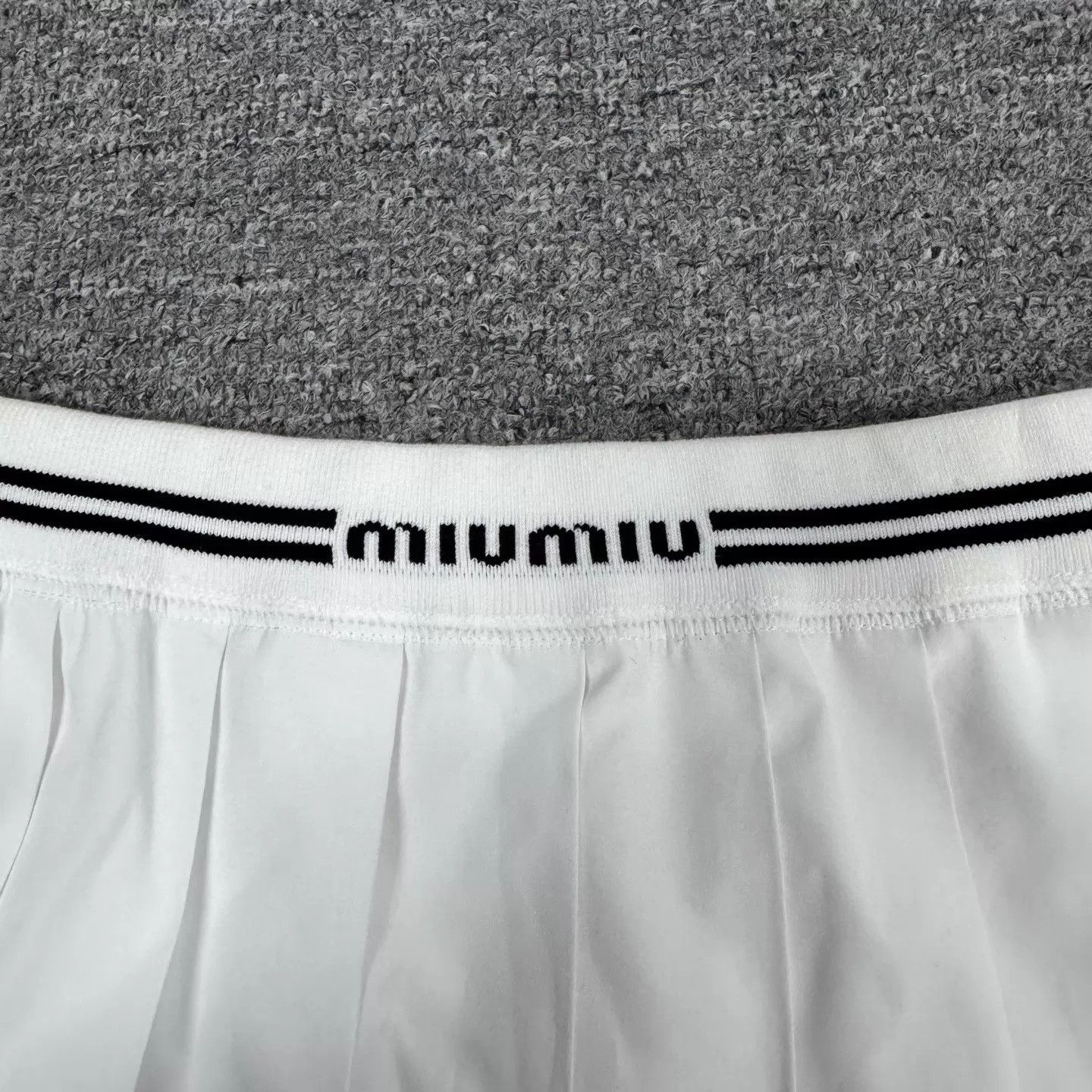 Miu Miu MIU MIU White Pleated Logo Mini Skirt Women's 36 Size 25" / US 0 / IT 36 - 4 Thumbnail
