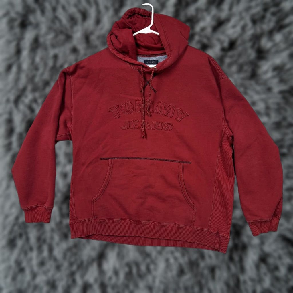 Vintage VINTAGE Hilfiger Denim Tommy Jeans Hoodie Mens L Red Fleece Embroidered Logo Tommy Jeans Graphic Print Pullover with Hood Pockets 2000s Y2K Era Size US L / EU 52-54 / 3 - 1 Thumbnail