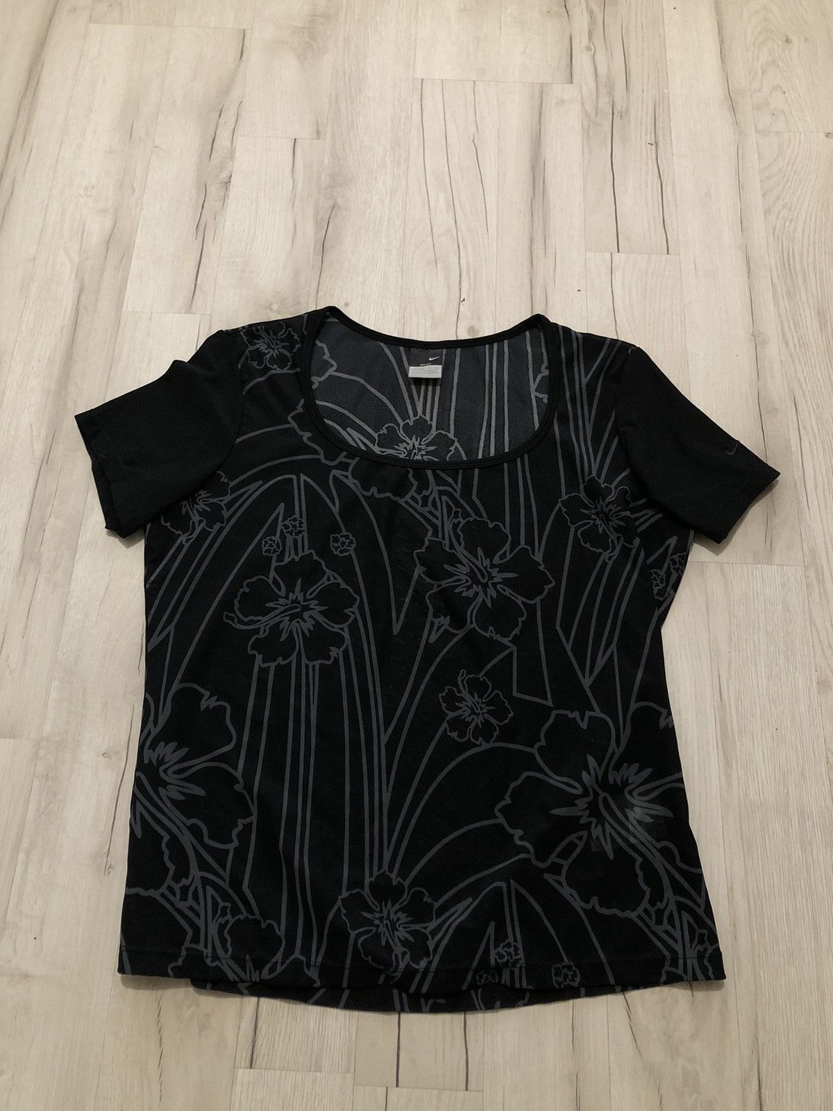 Vintage Rare Wmns Dri Fit Y2k Tee(XL) Size XL / US 12-14 / IT 48-50 - 1 Thumbnail