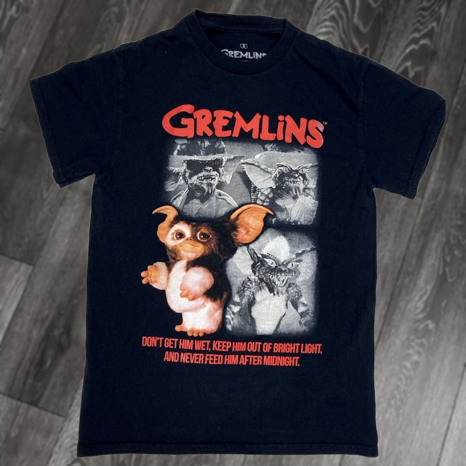 Vintage Gremlins T-Shirt Women's Small Black Short Sleeve Crew Neck Pullover Cotton Halloween Horror Movie Graphic) Size S / US 4 / IT 40 - 1 Thumbnail