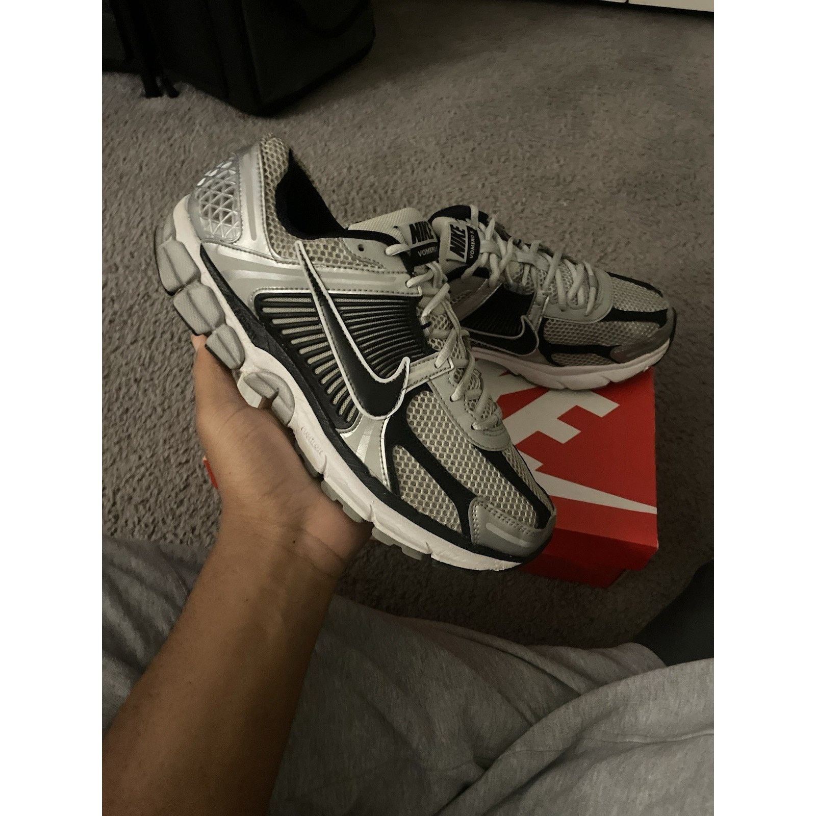 Nike Size 10 - Nike Zoom Vomero 5 ‘Metallic Silver/Black’ Size US 10 / EU 43 - 1 Thumbnail